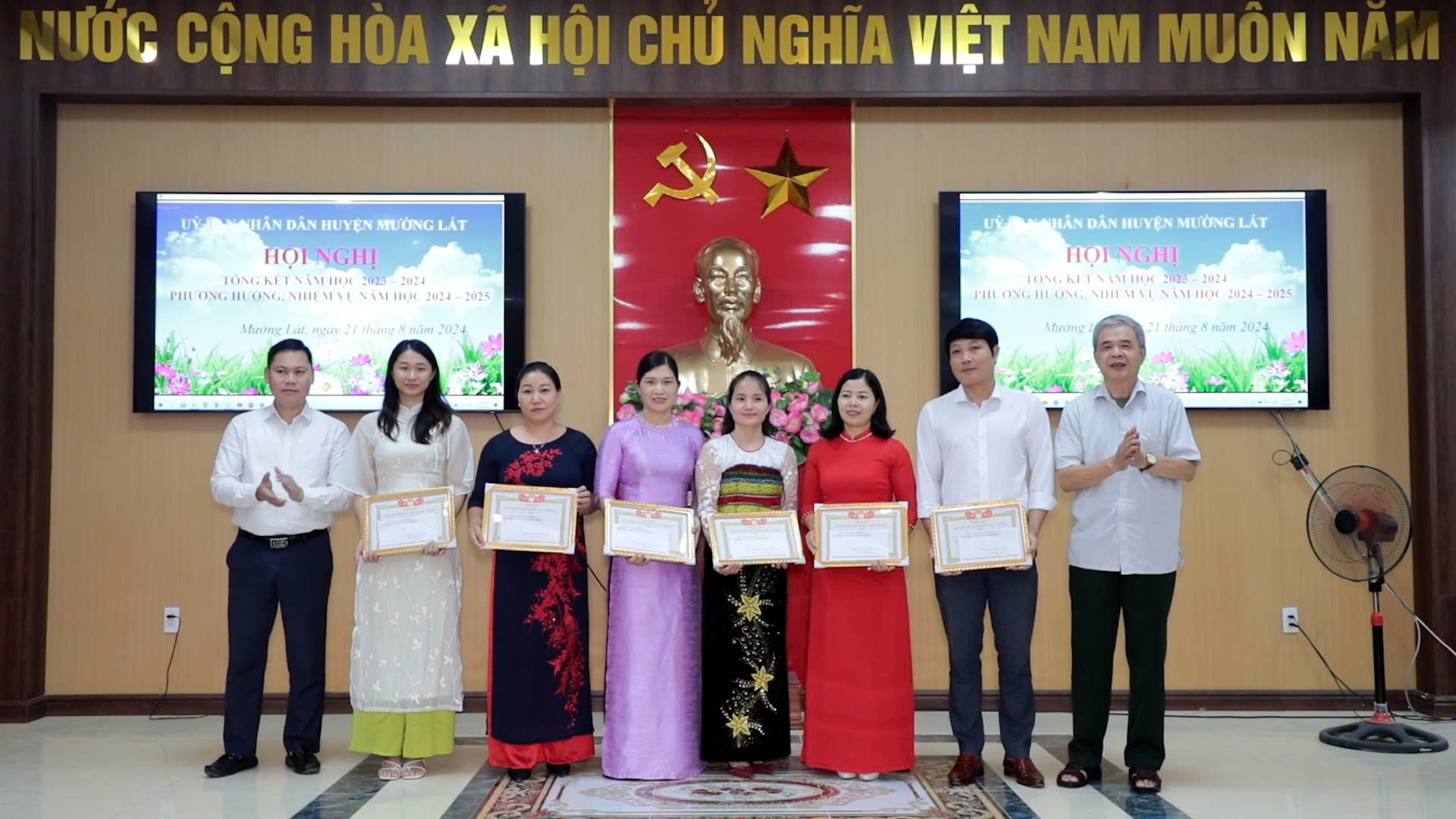 Các giáo viên có thành tích trong năm học được Quỹ Khuyến học Mường Lát - Viettel huyện khen thưởng.