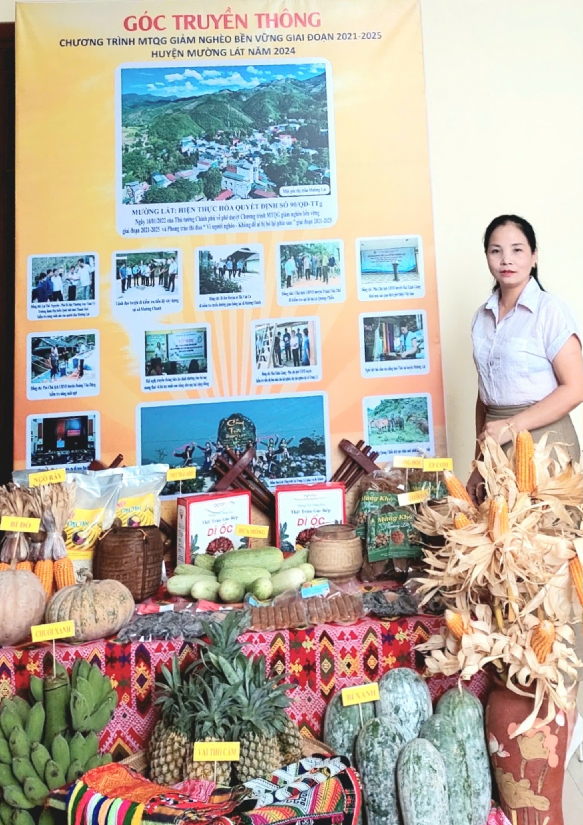 Phần thi trưng bày sản phẩm truyền thông của huyện Mường Lát.