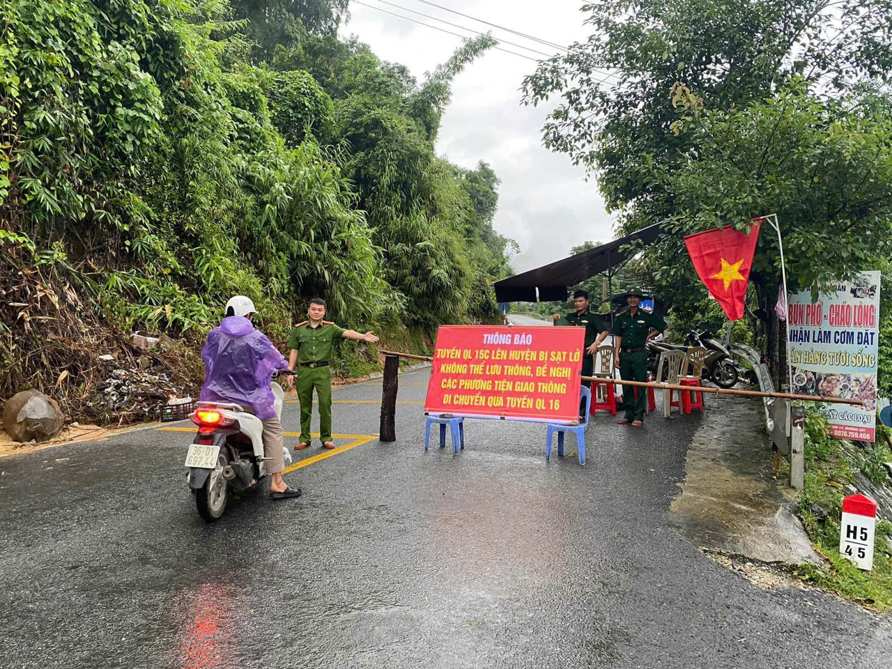 Cắm biển phân luồng giao thông trên tuyến quốc lộ 15C.