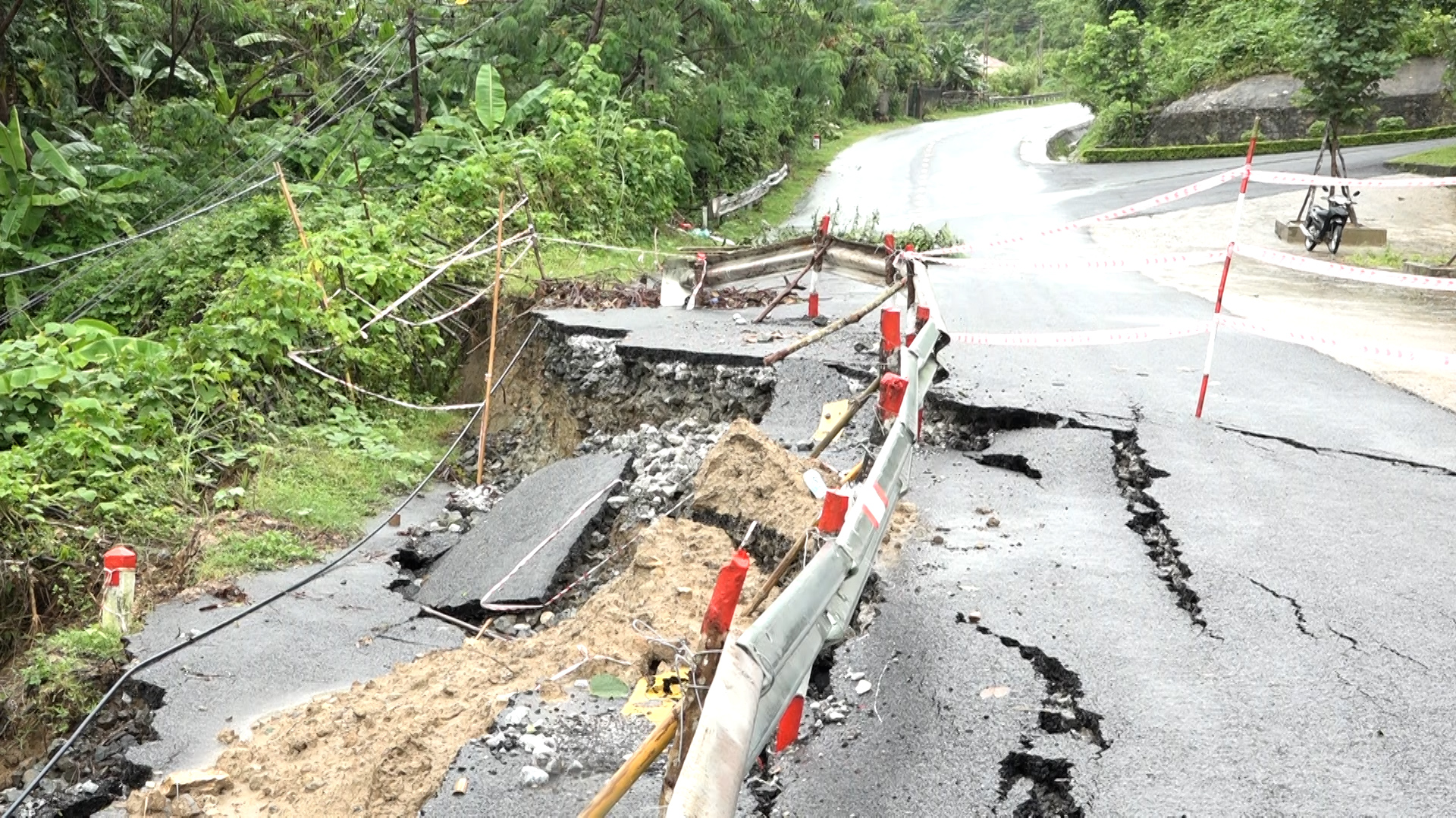 Nền mặt được đoạn từ Km88+750 - Km88+810 qua bản Na Tao, xã Pù Nhi bị sụt nún nghiêm trọng.