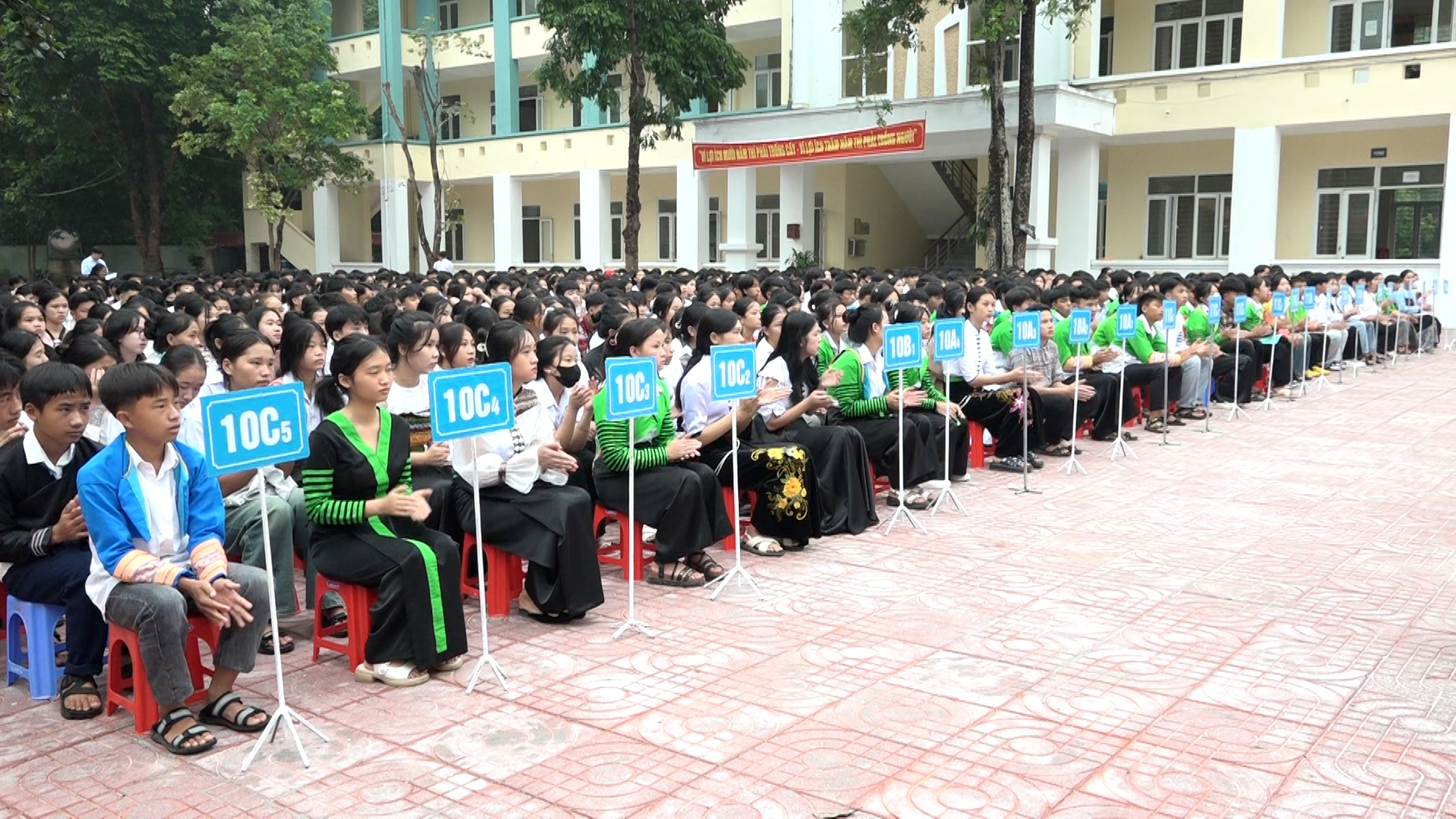 Trên 1.000 học sinh nhà tram tham dự buổi lễ