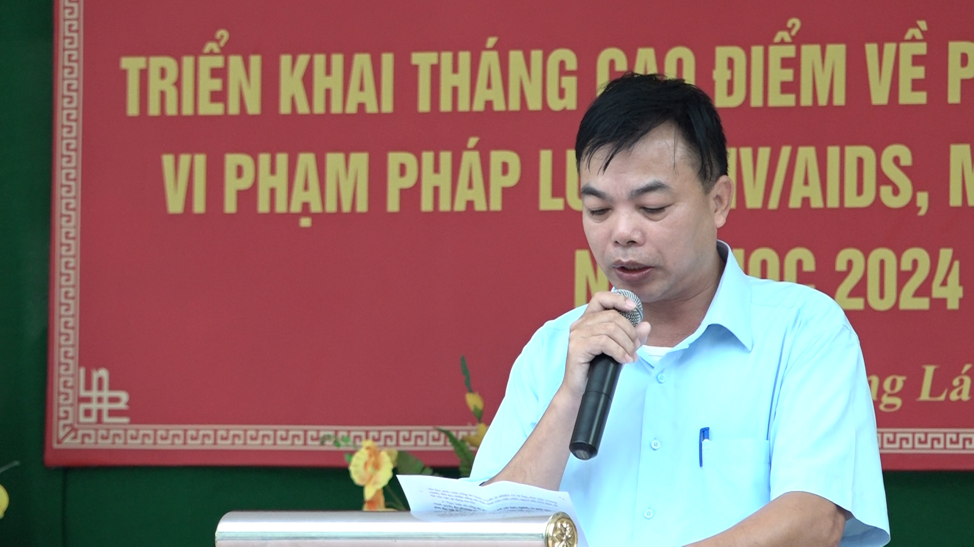 Đại diện Trung tâm y tế huyện thông tin về người sử dụng ma túy, người nghiện ma túy trên địa bàn huyện