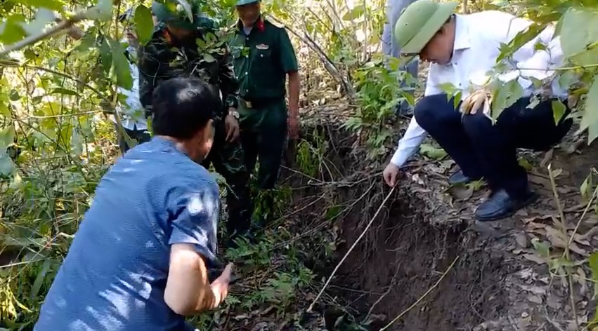 Đồng chí Triệu Minh Xiết – Phó Bí thư Thường trực Huyện ủy và lãnh đạo xã Quang Chiểu, Đồn Biên phòng Quang Chiểu đi kiểm tra thực tế tại bản Suối Tút xã Quang Chiểu