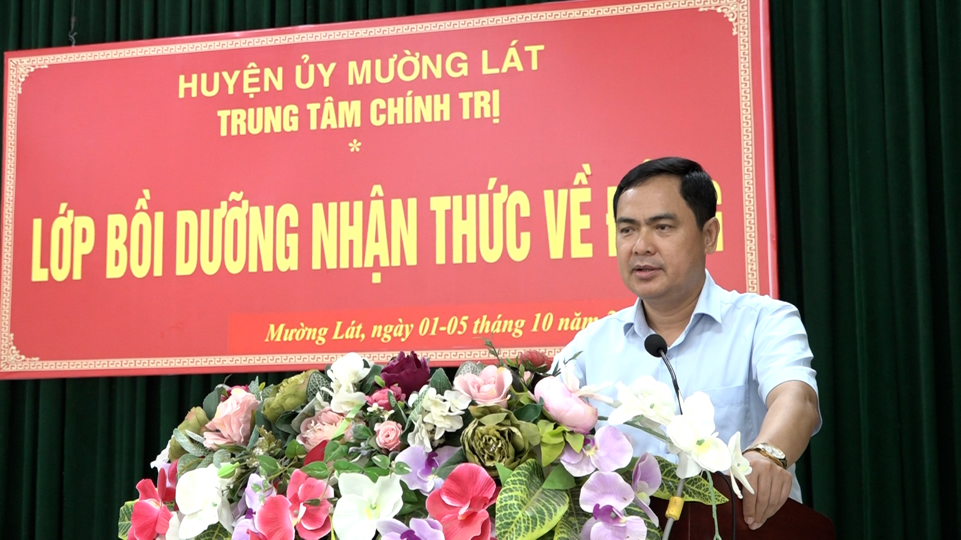 Đồng chí Triệu Minh Xiết, Phó Bí thư Thường trực Huyện ủy phát biểu chỉ đạo lớp học.