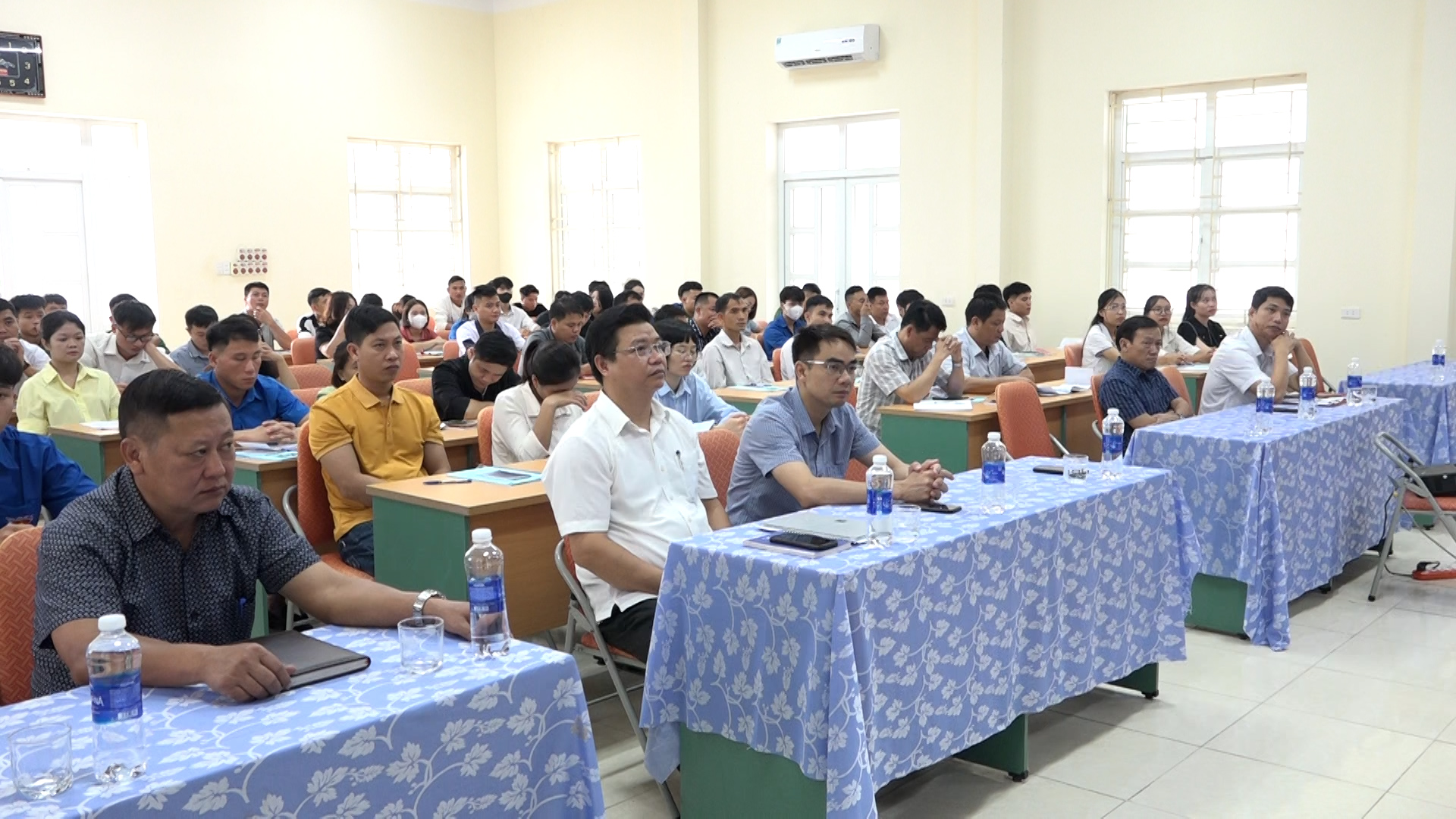 Các đại biểu và học viên tham dự buổi lễ khai giảng.