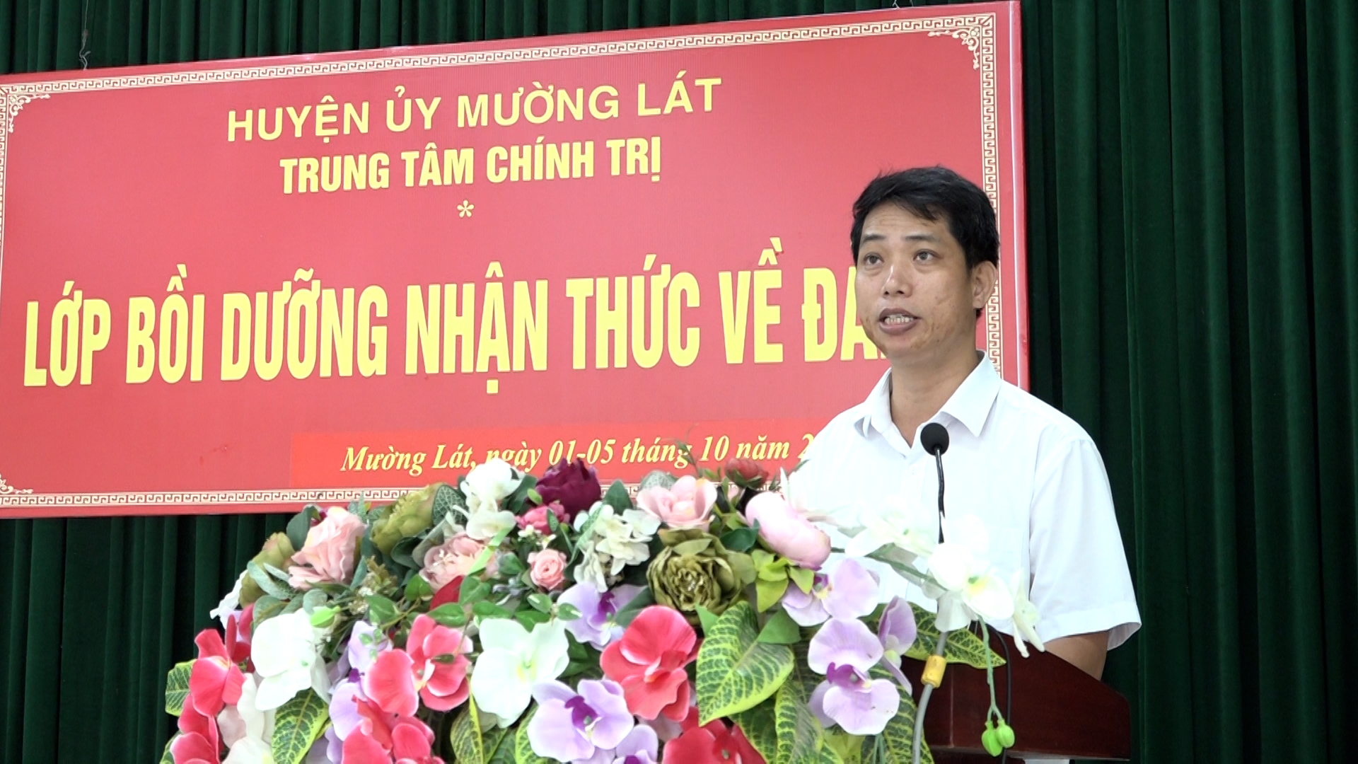 Đồng chí Trần Văn Cường, Phó Giám đốc Trung tâm Chính trị huyện thông qua các Quyết định mở lớp.