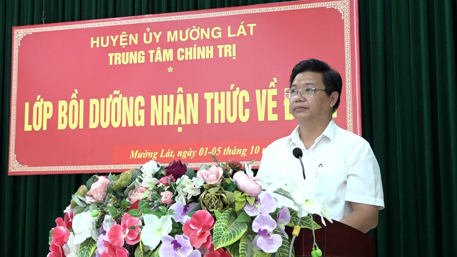 Đồng chí Hà Văn Thiếu, Ủy viên Ban Thường vụ, Trưởng Ban Tuyên giáo Huyện ủy, Giám đốc Trung tâm Chính trị huyện phát biểu khai giảng lớp bồi dưỡng.