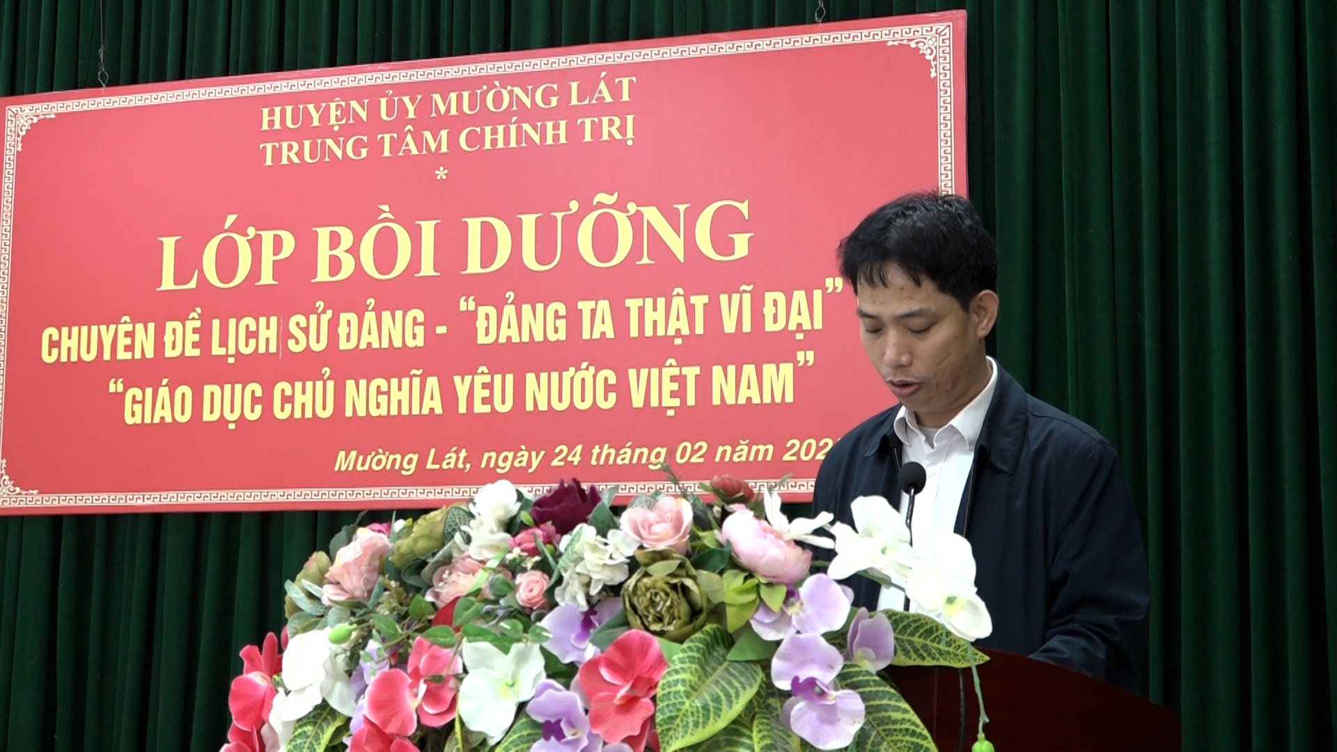 Đồng chí Trần Văn Cường, Phó Giám đốc Trung tâm Chính trị huyện thông qua các quyết định thành lập lớp học.