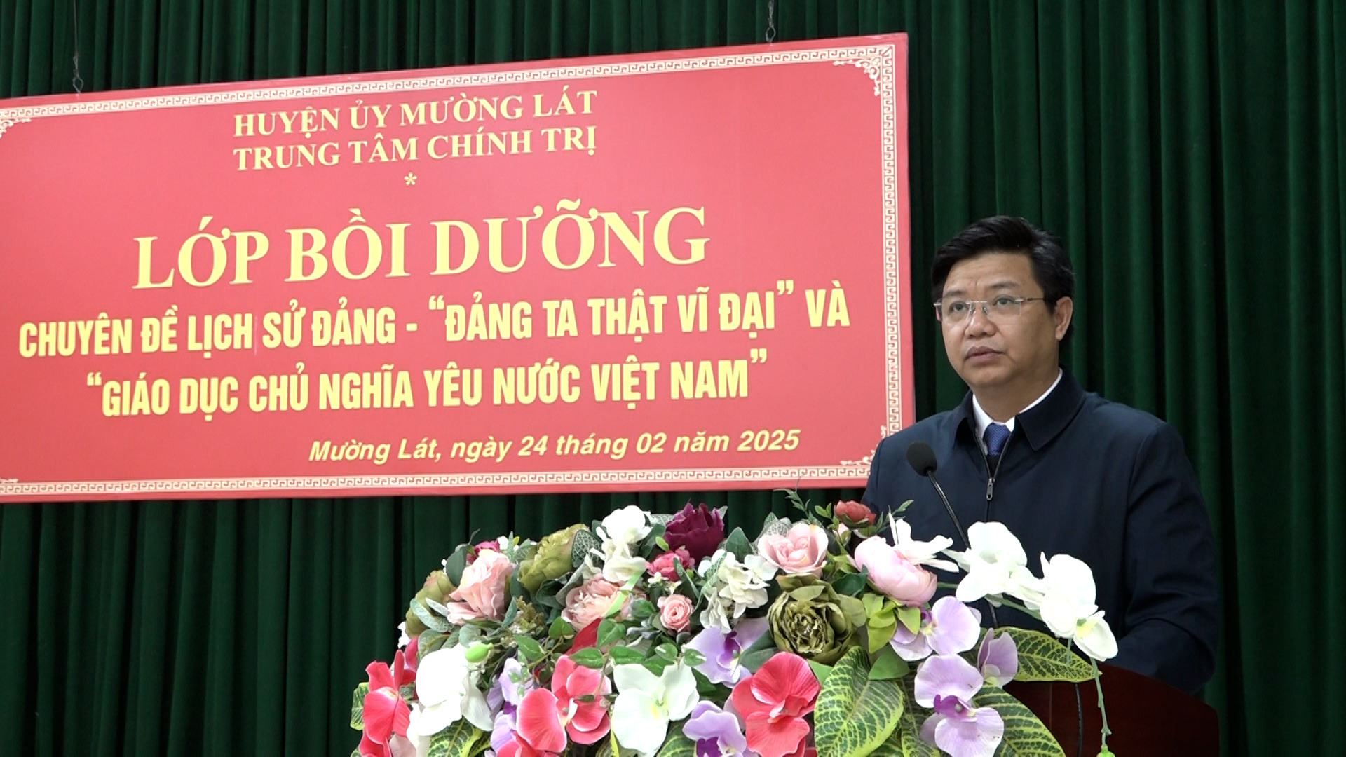 Đồng chí Hà Văn Thiếu, Ủy viên Ban Thường vụ, Trưởng Ban Tuyên giáo và Dân Vận Huyện ủy, Giám đốc Trung tâm Chính trị huyện phát biểu khai mạc lớp bồi dưỡng.