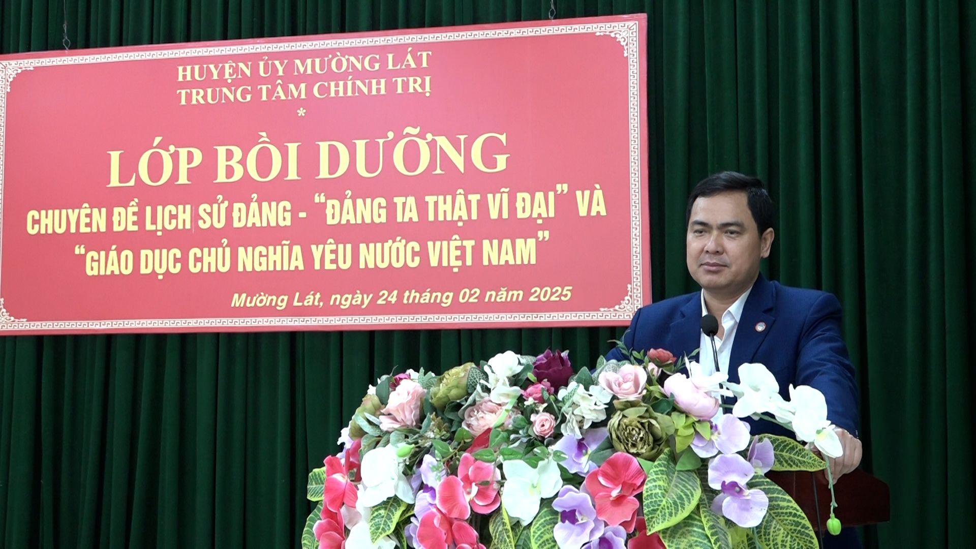 Đồng chí Triệu Minh Xiết, Phó Bí thư Thường trực Huyện ủy phát biểu chỉ đạo tại buổi lễ khai giảng.