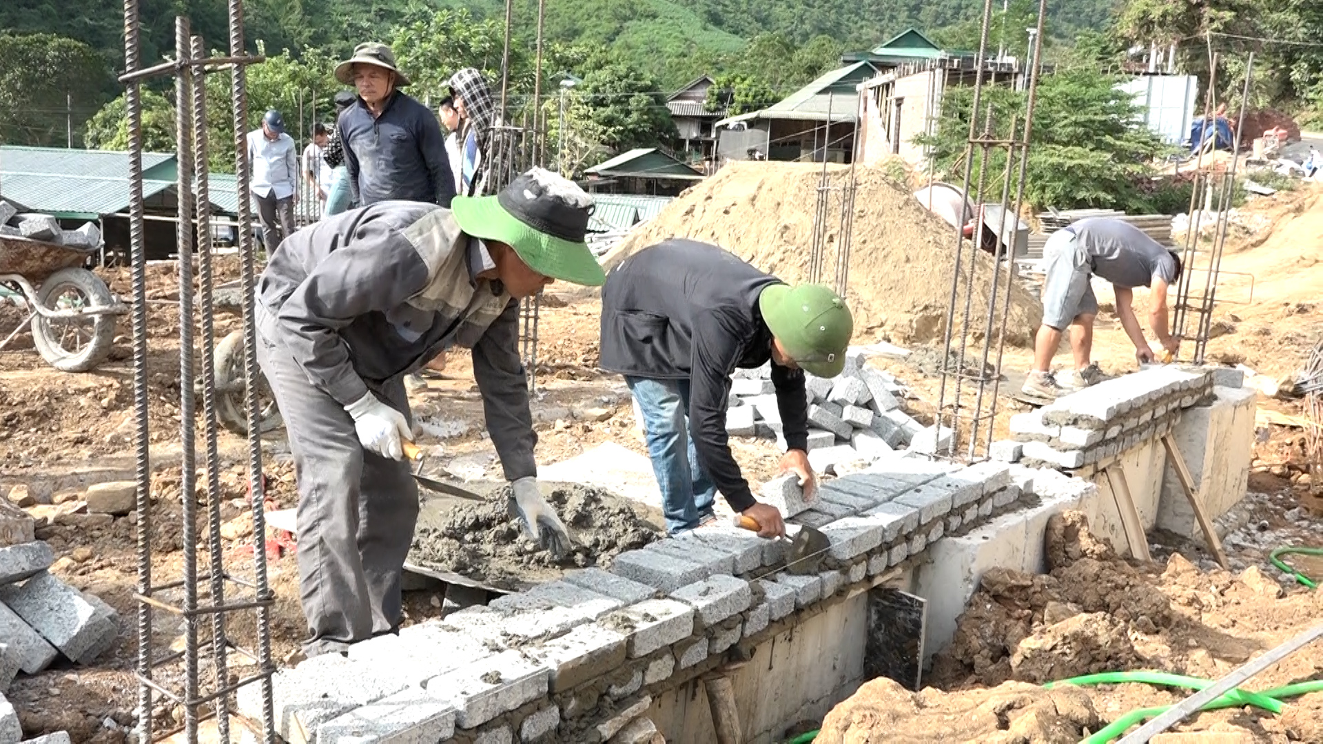 Các đơn vị nhà thầu tập trung nhân lực đẩy nhanh tiến độ thi công các công trình.