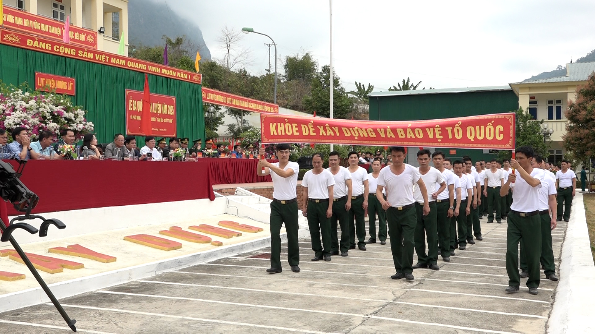 Cán bộ, chiến sỹ lực lượng vũ trang huyện chạy CISM.