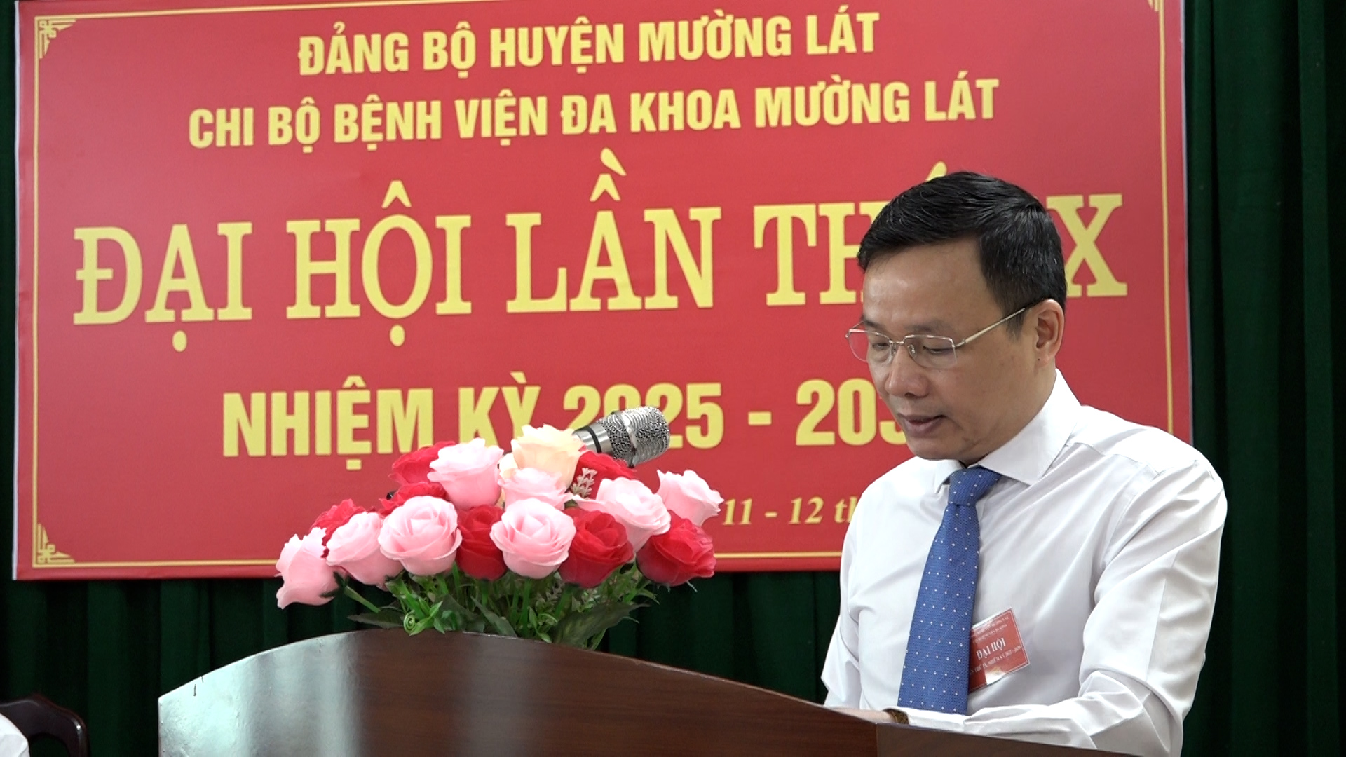 Đồng chí Hồ Văn Trọng, Bí thư Chi bộ Bệnh viện Đa khoa huyện Mường Lát khóa IX, nhiệm kỳ 2025 - 2030 thông qua Nghị quyết Đại hội.