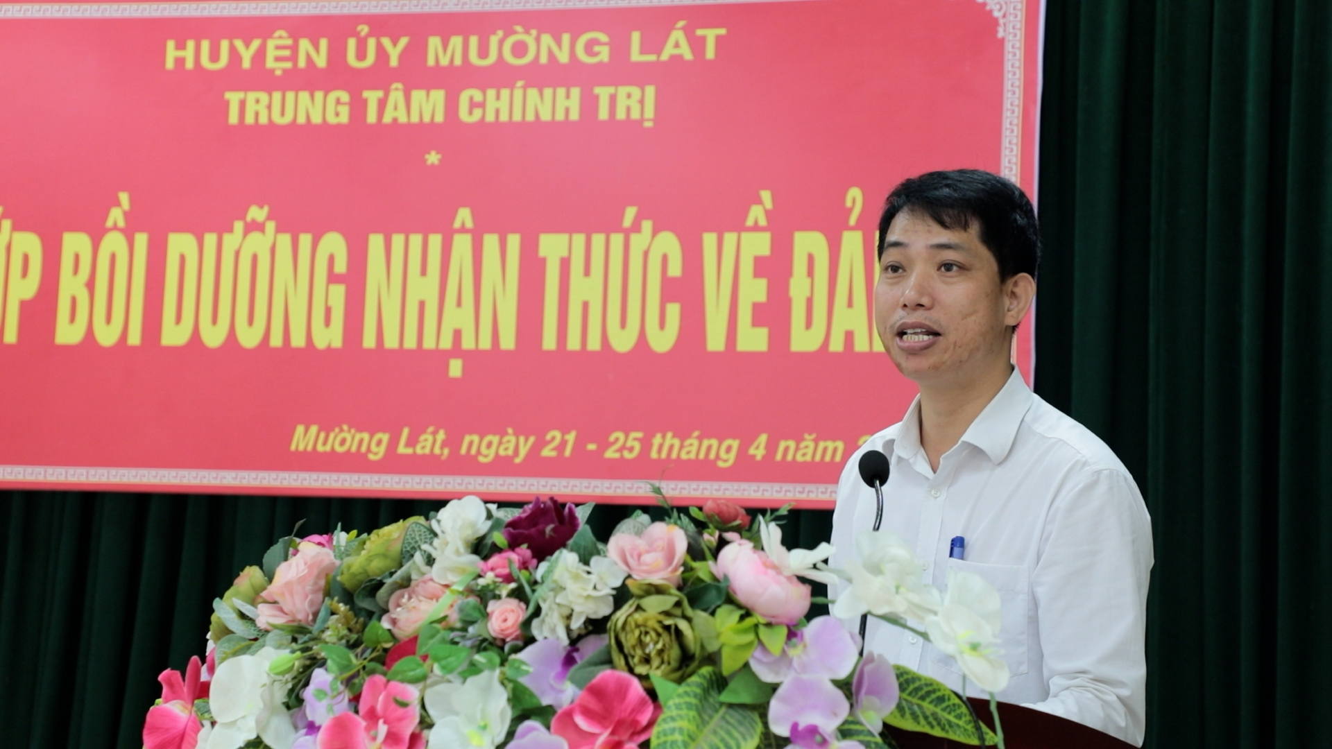 Đồng chí Trần Văn Cường, Phó Giám đốc Trung tâm Chính trị huyện phát biểu bế giảng lớp học.
