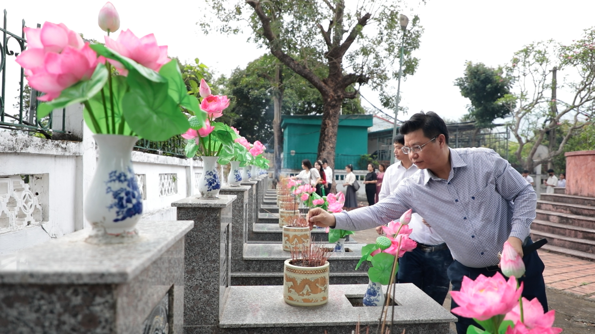 Các đồng chí lãnh đạo huyện và học viên dâng hương tại Tượng đài các anh hùng liệt sỹ huyện.