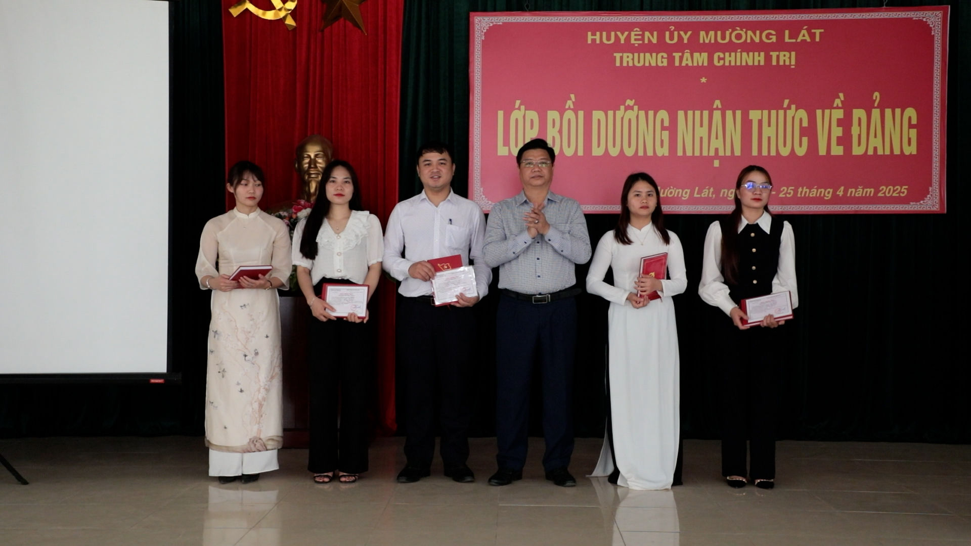 Đồng chí Hà Văn Thiếu, Ủy viên Ban Thường vụ, Trương Ban Tuyên giáo và Dân vận Huyện ủy, Giám đốc Trung tâm Chính trị huyện trao giấy chứng nhận và phần thưởng cho những học viên có thành tích xuất sắc trong học tập.