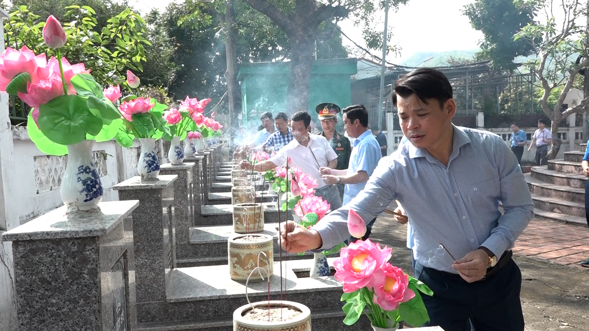 Đồng chí Hà Văn Ca, Tỉnh ủy viên, Bí thư Huyện ủy, Chủ tịch HĐND huyện dâng hương các phần mộ liệt sỹ.