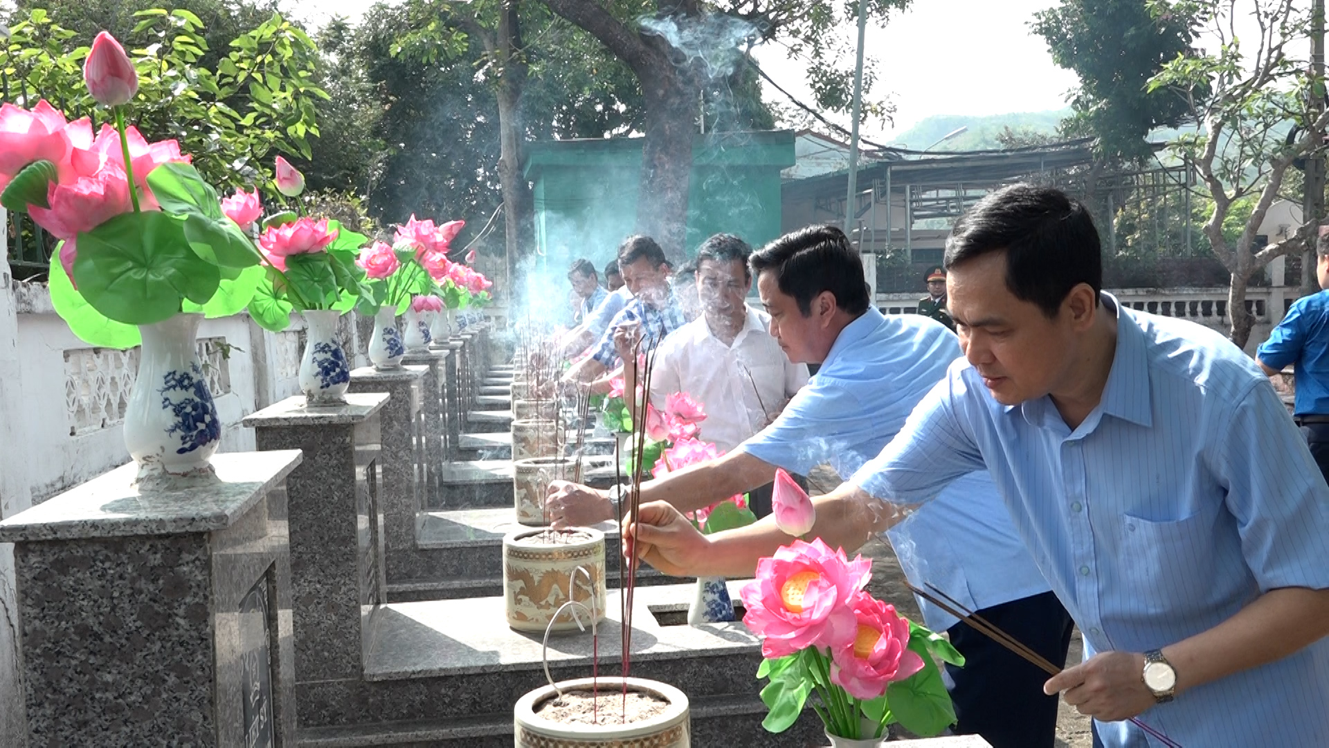 Đồng chí Triệu Minh Xiết, Phó Bí thư Thường trực Huyện ủy dâng hương tại các phần mộ Liệt sỹ.