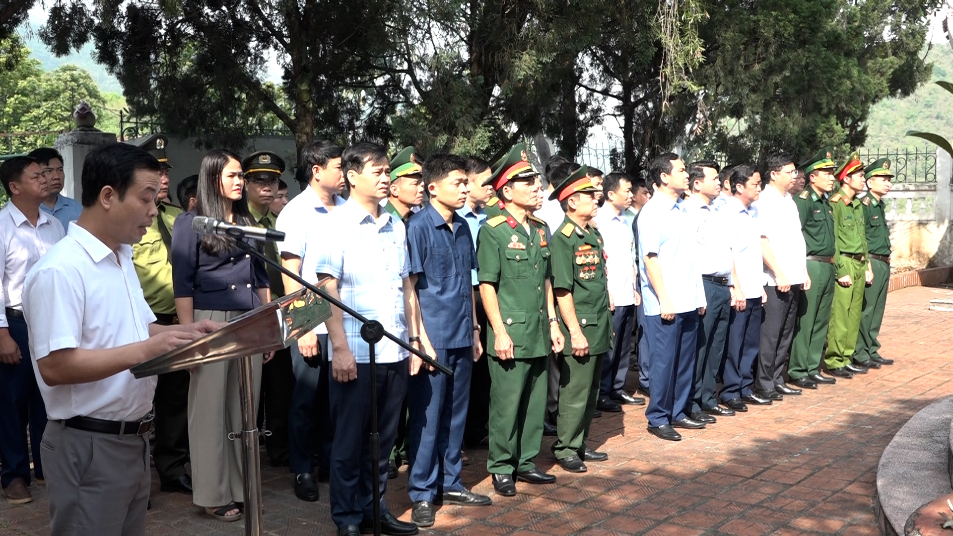 Các đại biểu tham gia Lễ dâng hương.