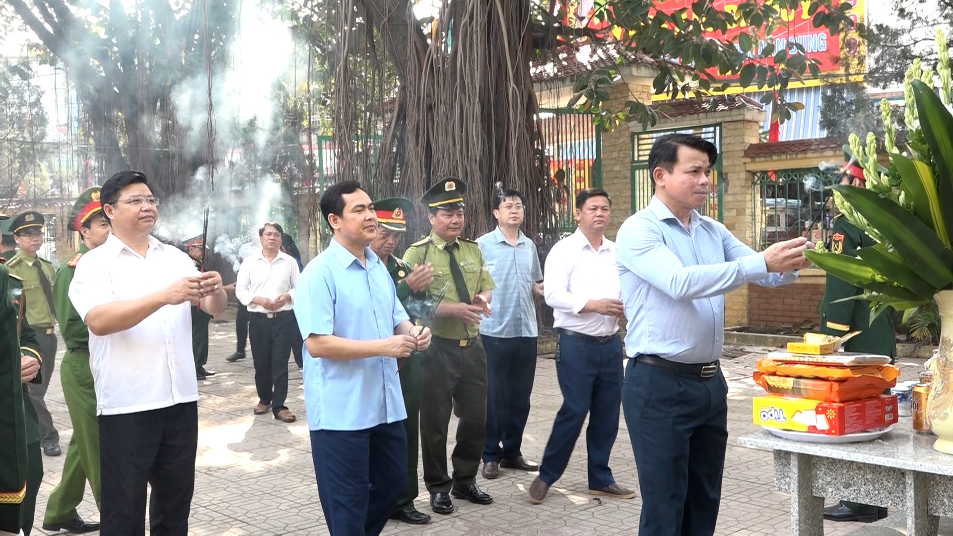 Các đồng chí lãnh đạo huyện dâng hương bia tượng niệm Đoàn quân Tây Tiến.