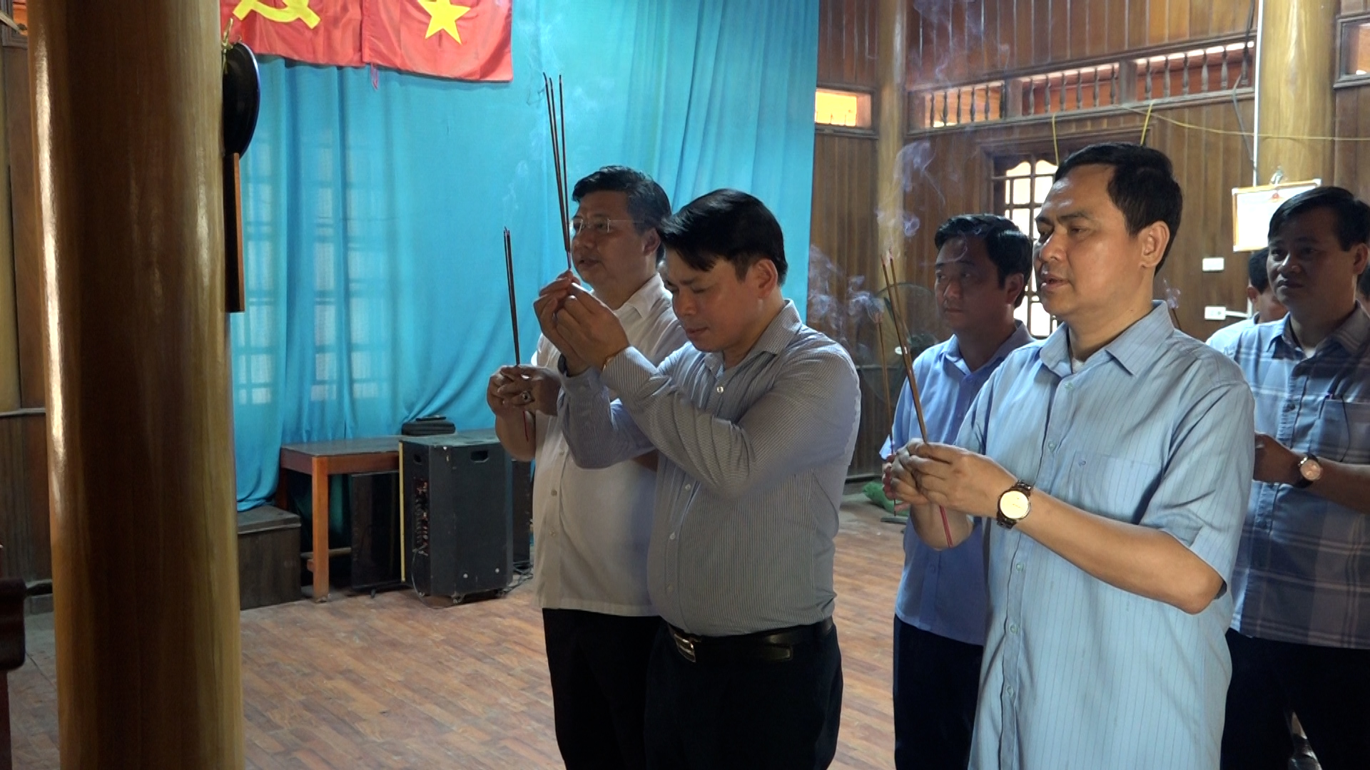 Các đồng chí lãnh đạo huyện dang hương tại Nhà thờ Chủ tịch Hồ Chí Minh.