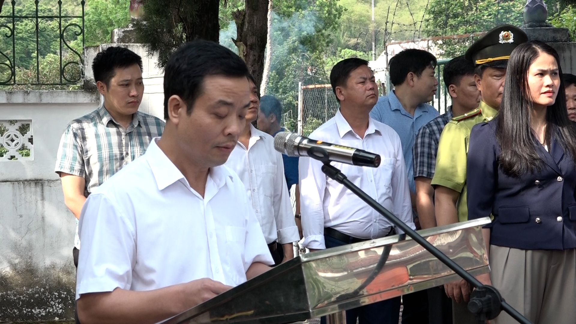 Đồng chí Mai Xuân Giang, Phó Chủ tịch UBND huyện đọc diễn văn buổi lễ.