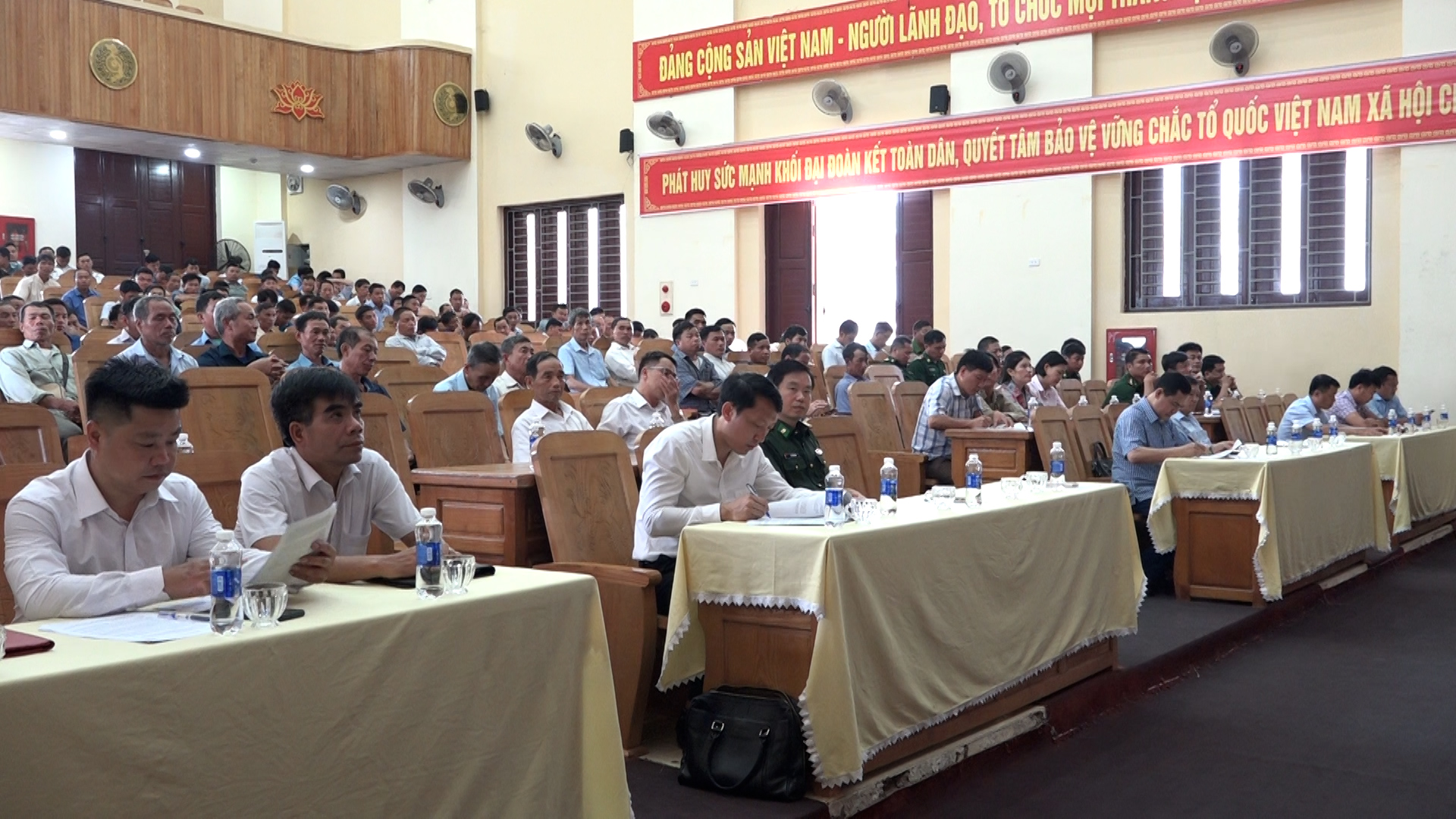 Các đại biểu tham dự khai mạc hội nghị.