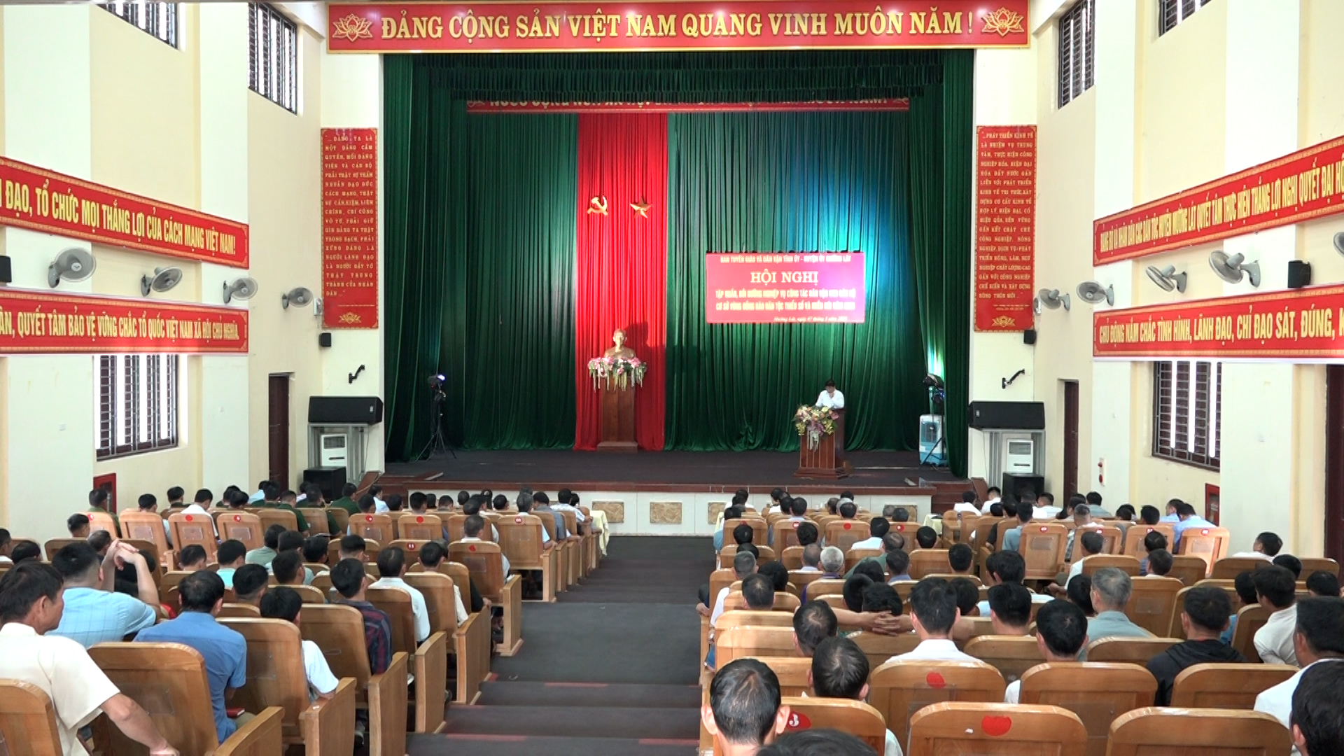Quang cảnh hội nghị.