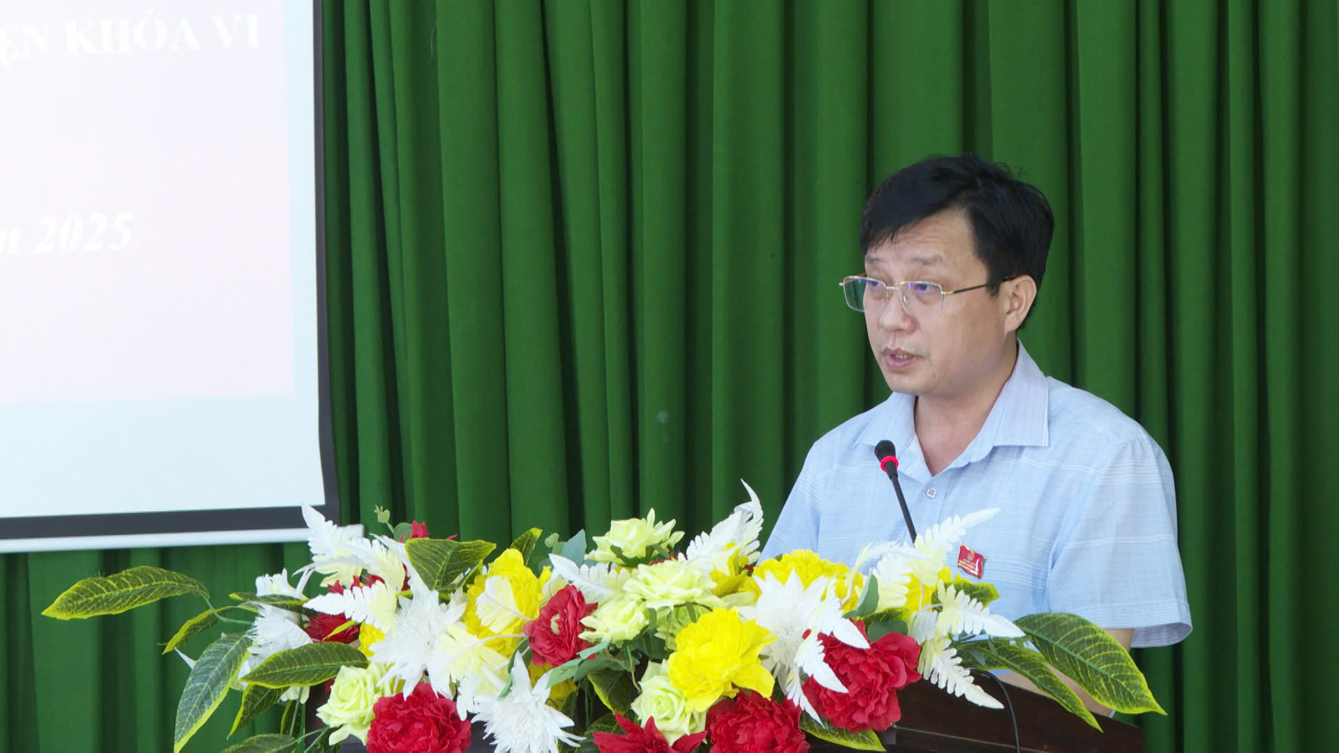 Ông Lò Văn Tuấn – Phó Trưởng phòng Văn hóa, Khoa học và Thông tin báo cáo kết quả giải quyết các ý kiến, kiến nghị của cử tri tại Kỳ họp thứ 21, HĐND huyện.