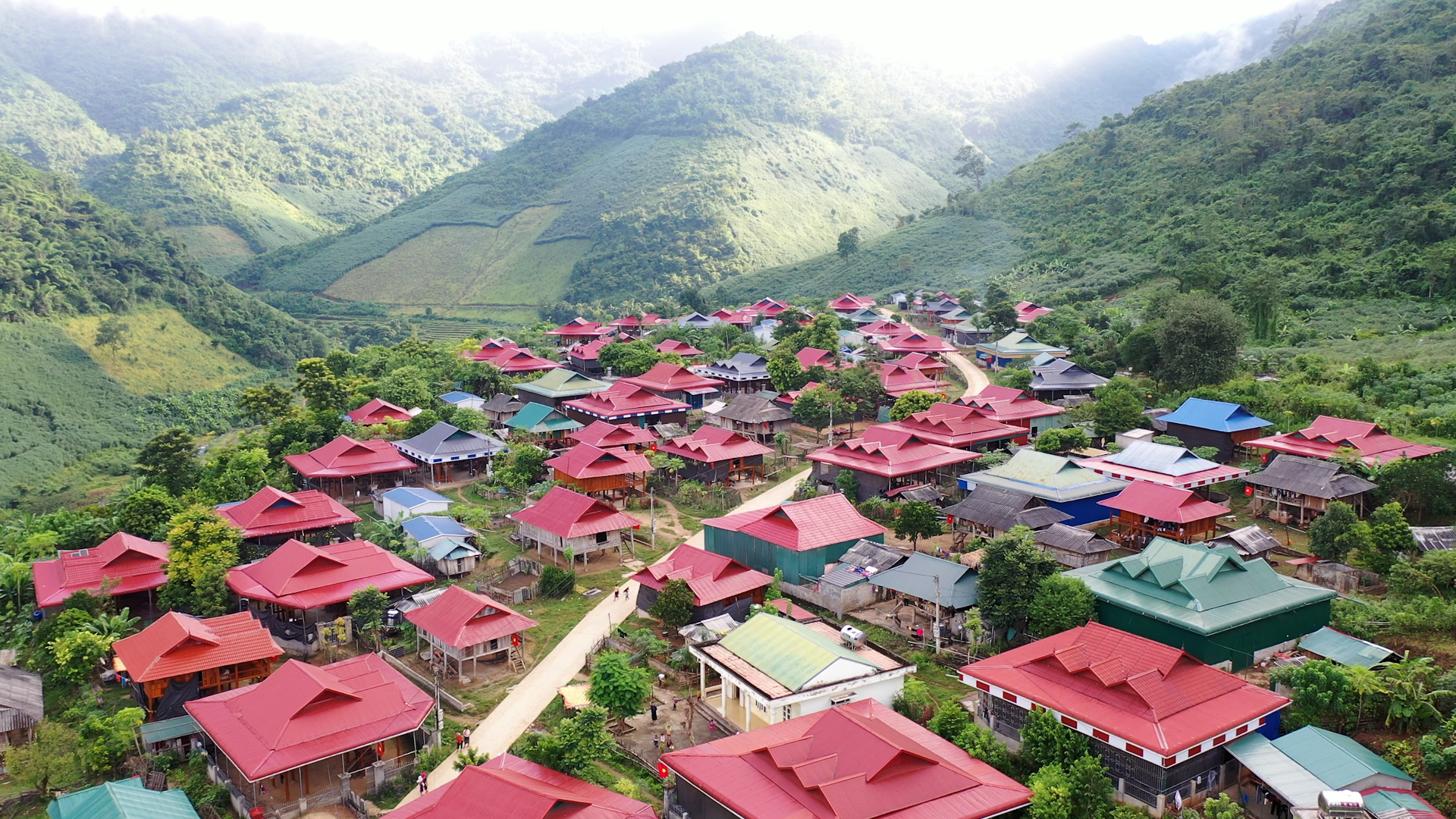 Diện mạo mới khang trang ở các bản làng trên địa bàn huyện Mường Lát. (Một góc Khu phố Đoàn Kết - thị trấn Mường Lát)