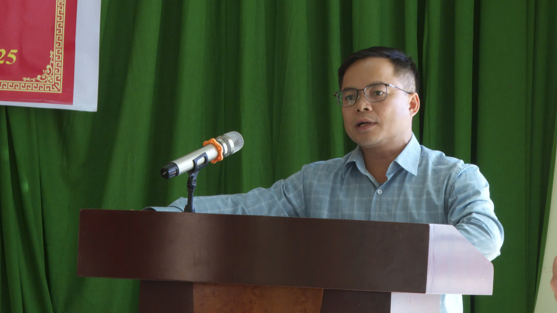 Ông Lò Văn Liệu – Chủ tịch UBND xã Tam Chung tiếp thu và giải trình những vấn đề thuộc thẩm quyền.