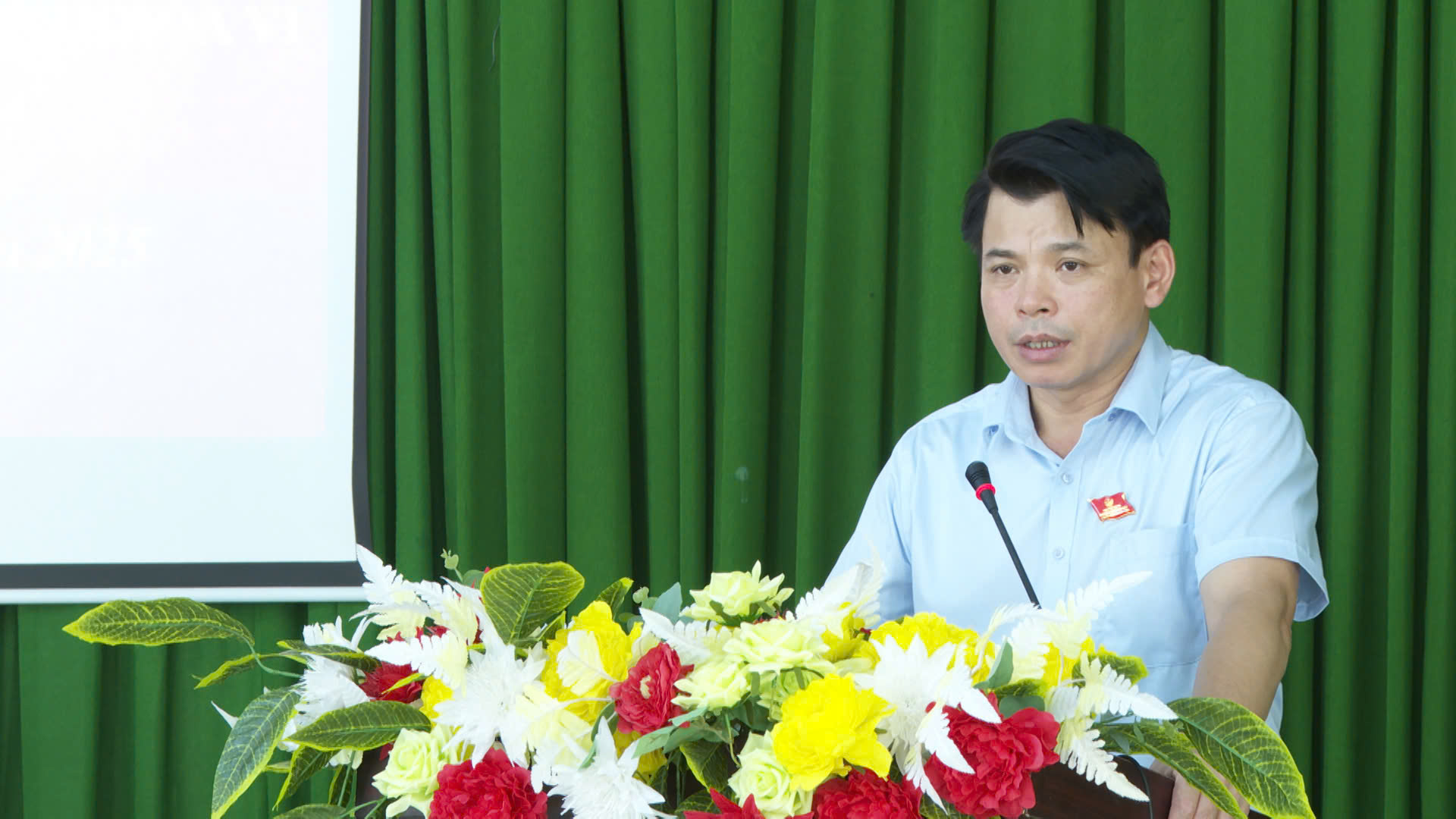 Đồng chí Hà Văn Ca – TUV, Bí Thư Huyện ủy, Chủ tịch HĐND huyện tiếp thu và giải trình những vấn đề cử tri Thị trấn quan tâm.