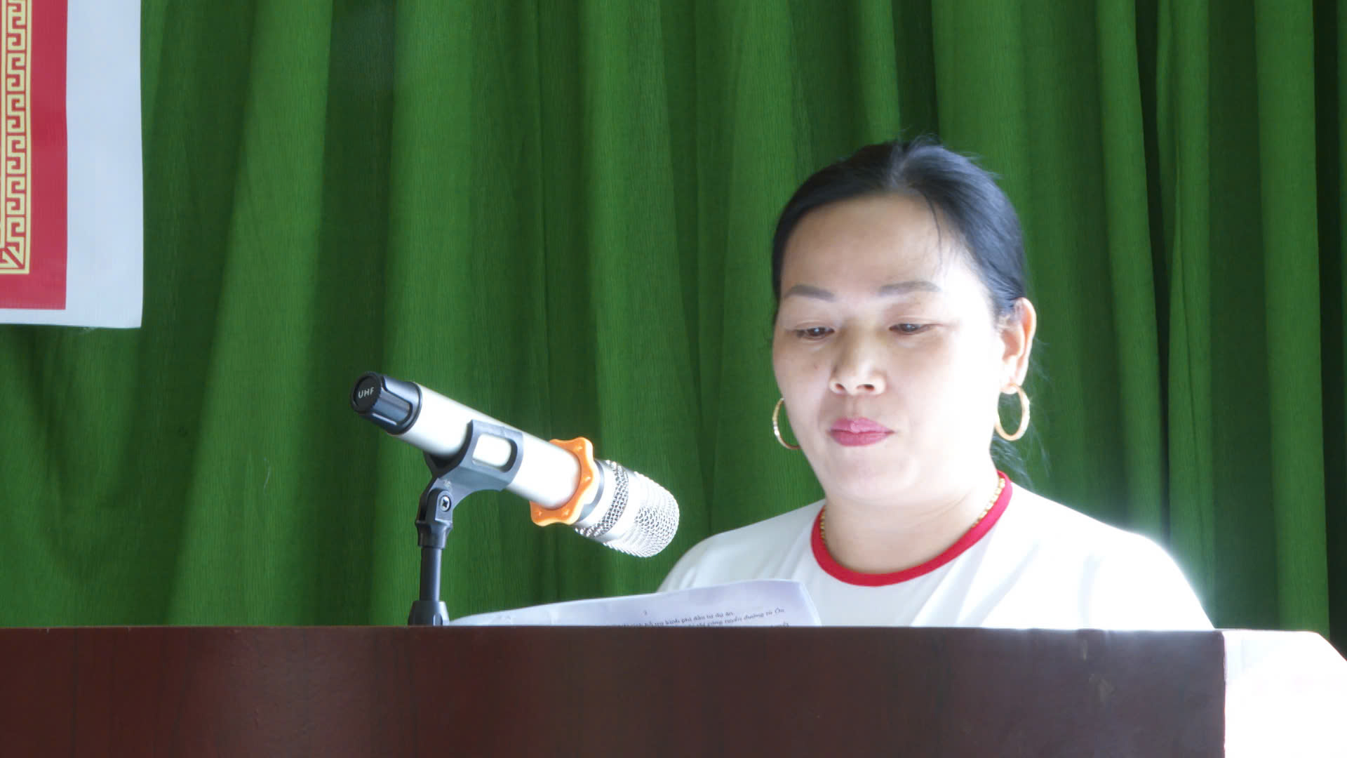 Bà Hà Thị Thủy – Phó Trưởng ban Dân tộc HĐND huyện Thông báo dự kiến chương trình, nội dung kỳ họp lần thứ 24.