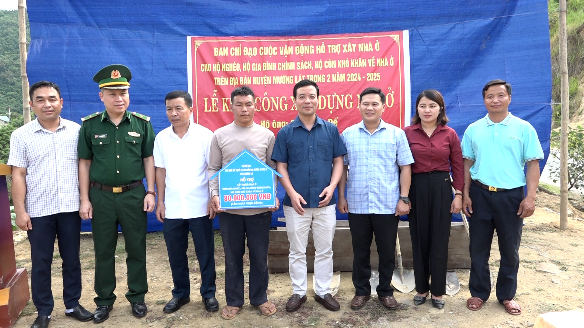 Lãnh đạo huyện trao tiền hỗ trợ làm nhà theo Chỉ thị 22 của Ban Thường vụ Tỉnh ủy.