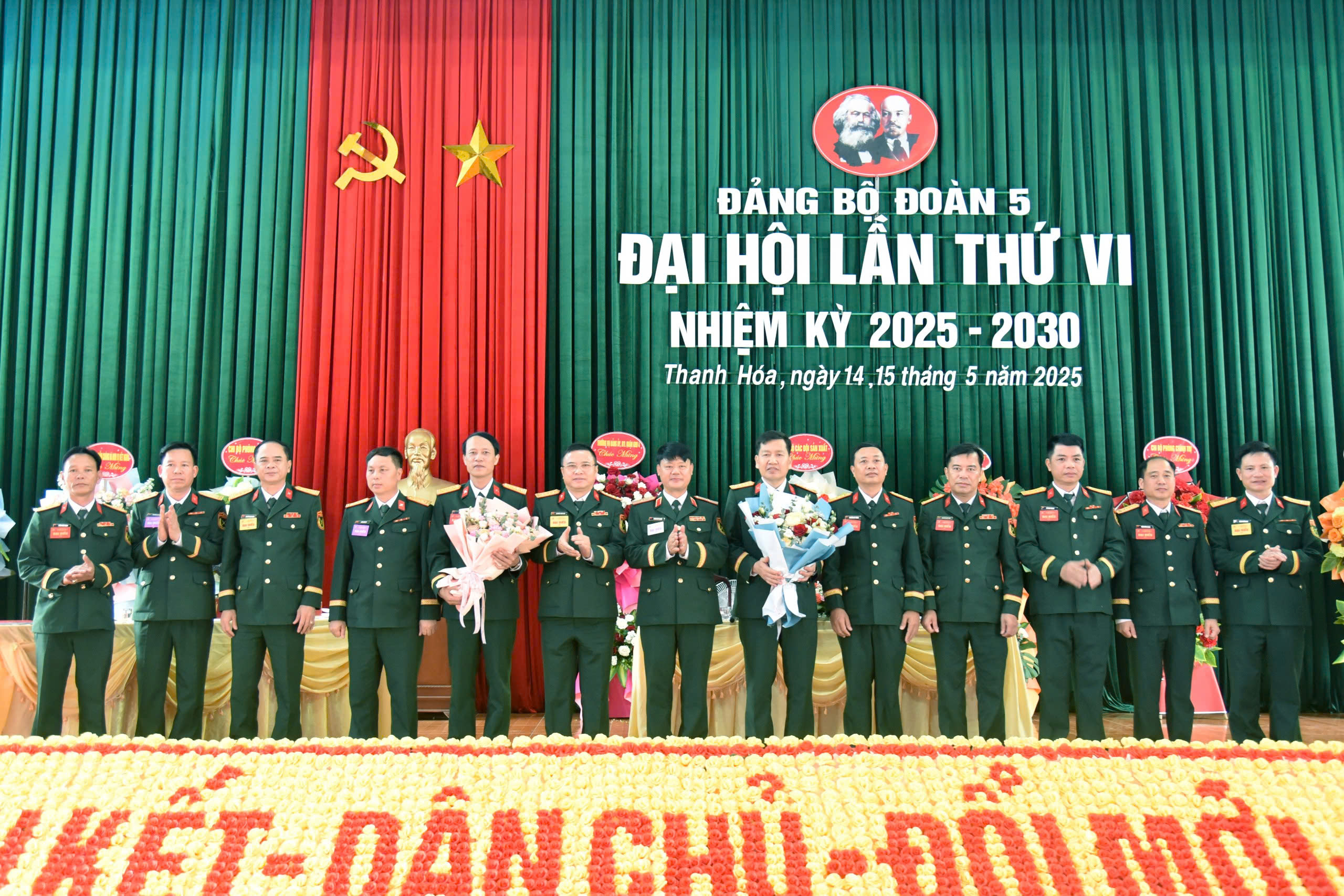 Thiếu tướng Hoàng Duy Chiến, Phó Tư lệnh Quân khu 4 tặng hoa chúc mừng Ban chấp hành khoá mới.