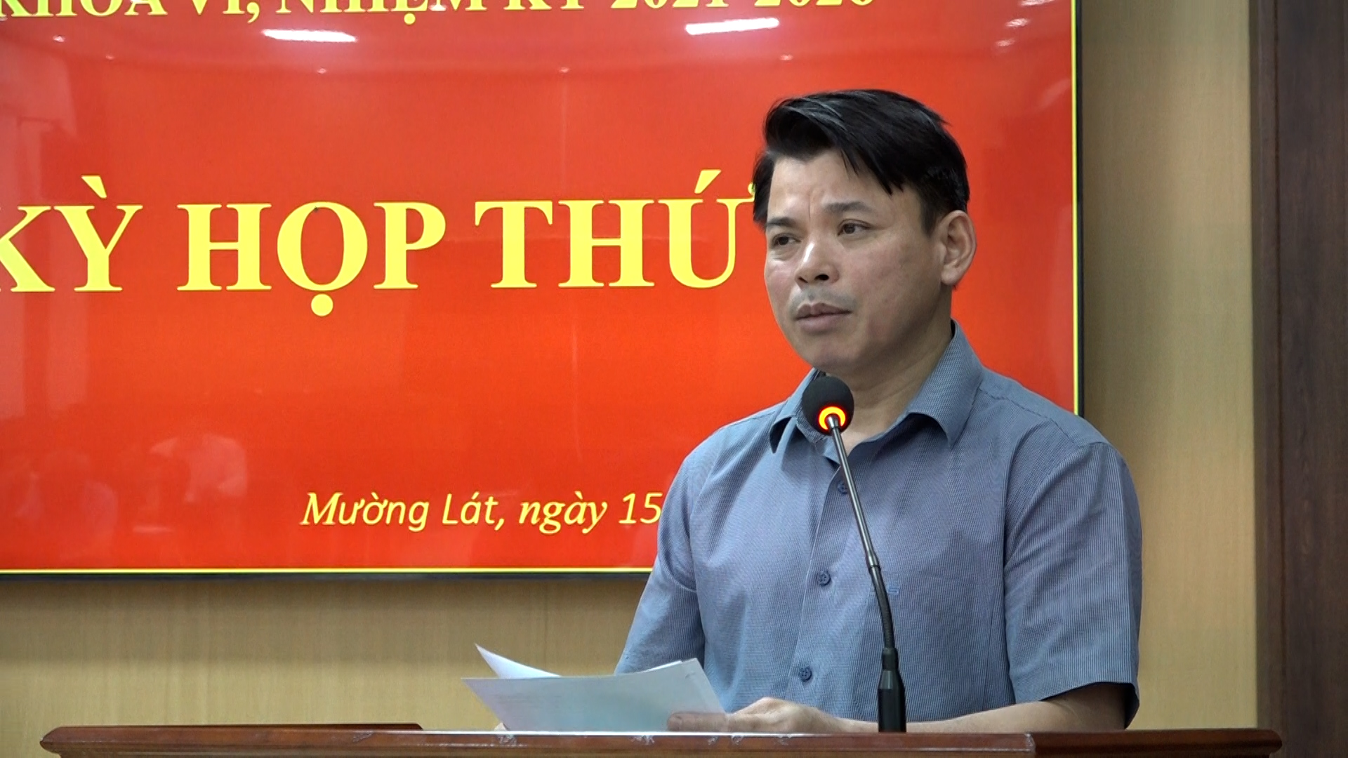 Bí thư Huyện ủy, Chủ tịch HĐND huyện Hà Văn Ca phát biểu khai mạc Kỳ họp.