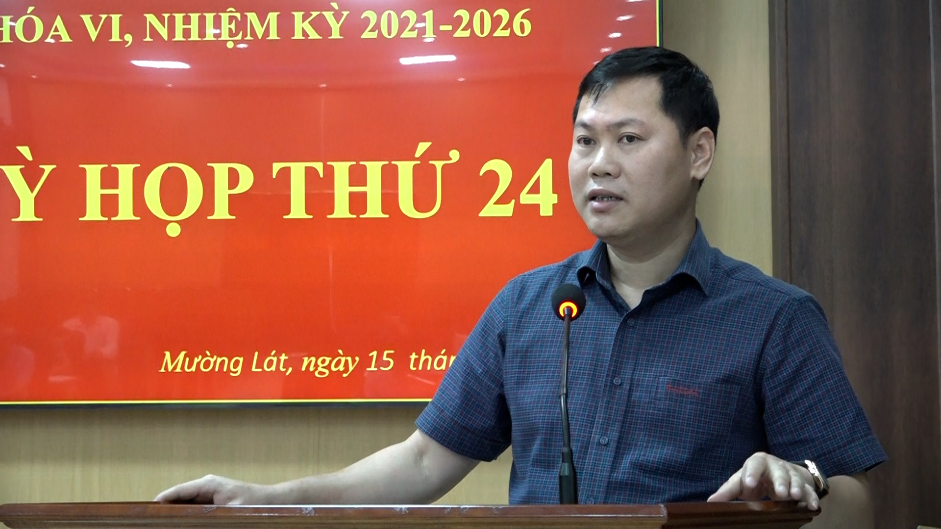 Đồng chí Trịnh Văn Thế, Phó Bí thư Huyện ủy, Chủ tịch UBND huyền đã thông qua các tờ trình của UBND huyện về điều chỉnh dự án.