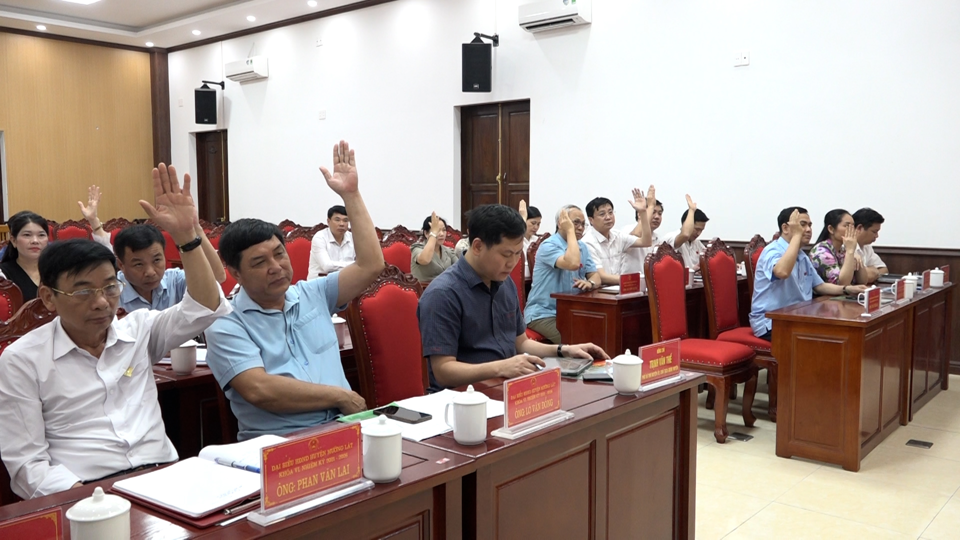 Các đại biểu HĐND huyện đã thống nhất thông qua 2 nghị quyết.