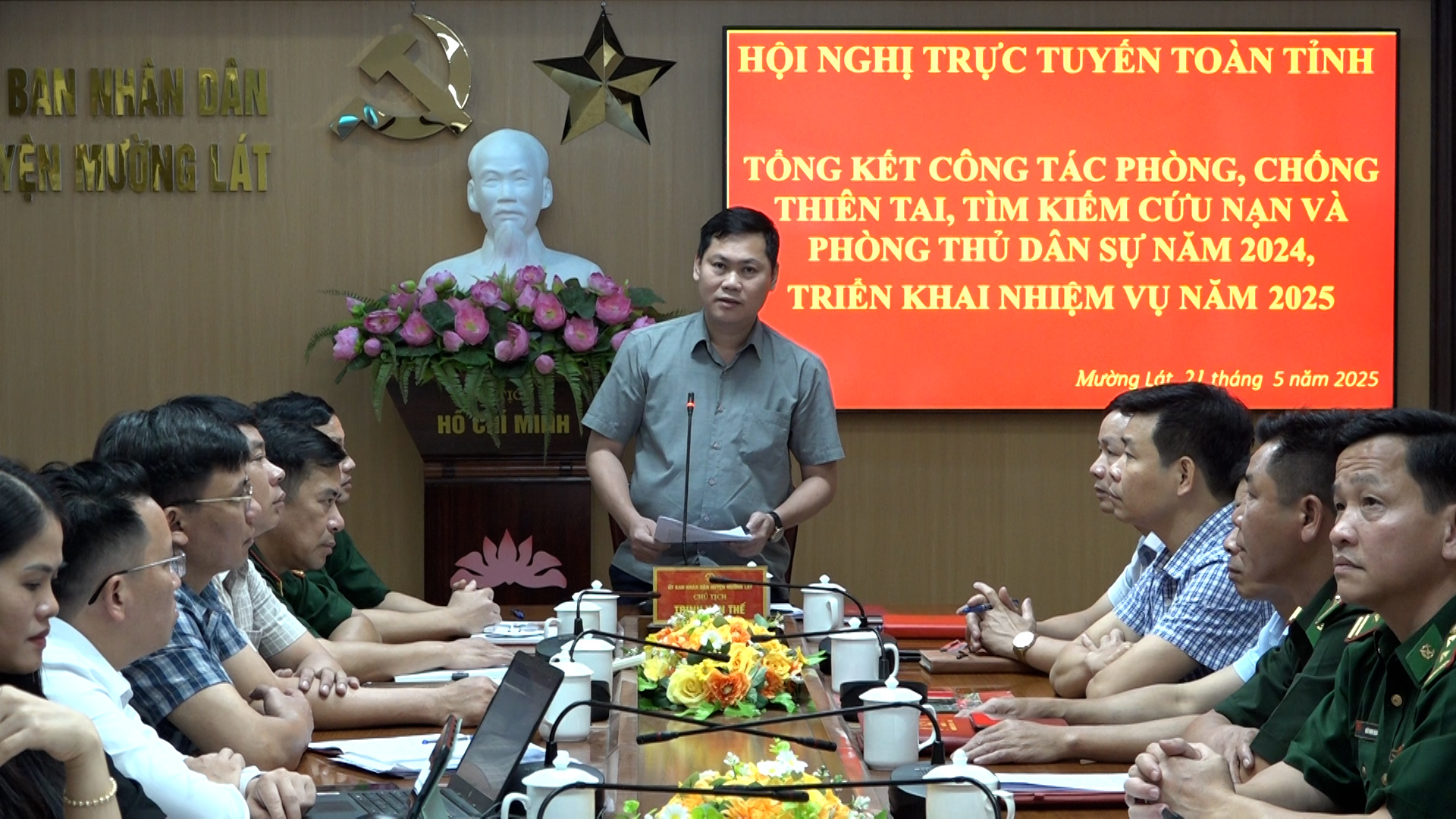Chủ tịch UBND huyện Mường Lát Trịnh Văn Thế phát biểu thảo luận.