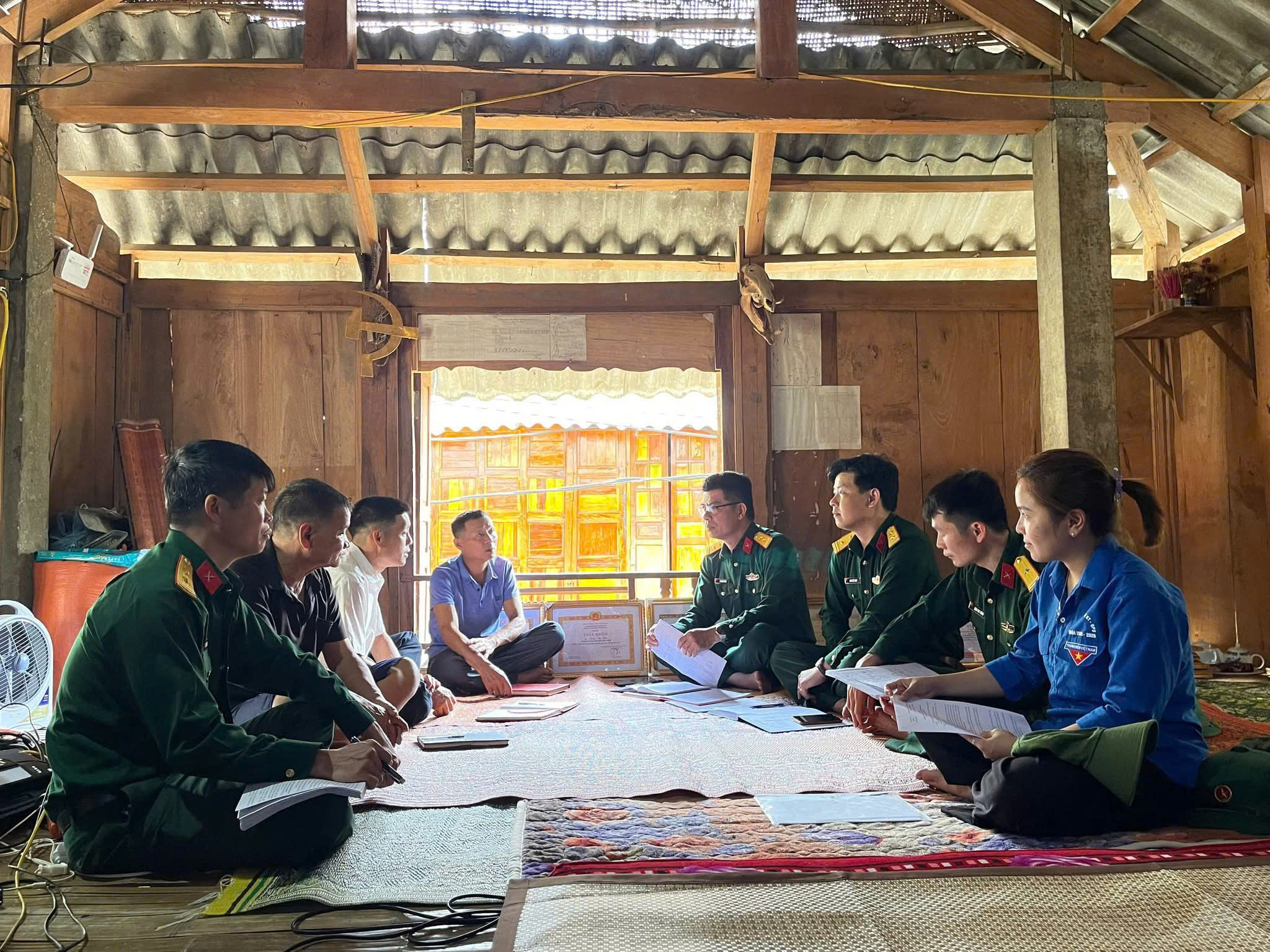 Cán bộ, nhân viên và trí thức trẻ tình nguyện của Đoàn Kinh tế - Quốc phòng 5 tuyên truyền, phổ biến Pháp luật cho bà con Nhân dân.