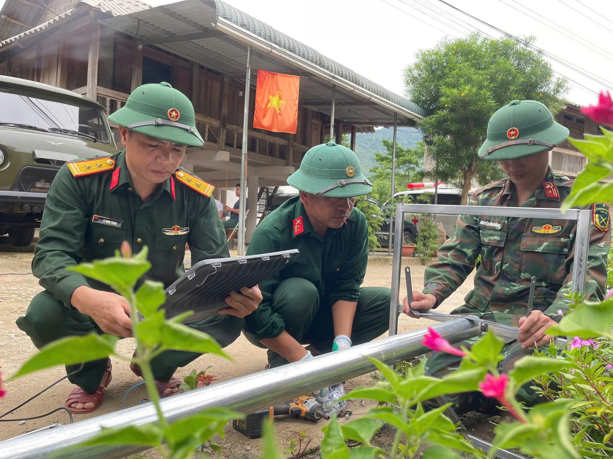 Cán bộ, nhân viên Đoàn Kinh tế - Quốc phòng 5 đầu tư lắp đặt hệ thống chiếu sáng cho Khu phố Piềng Mòn.