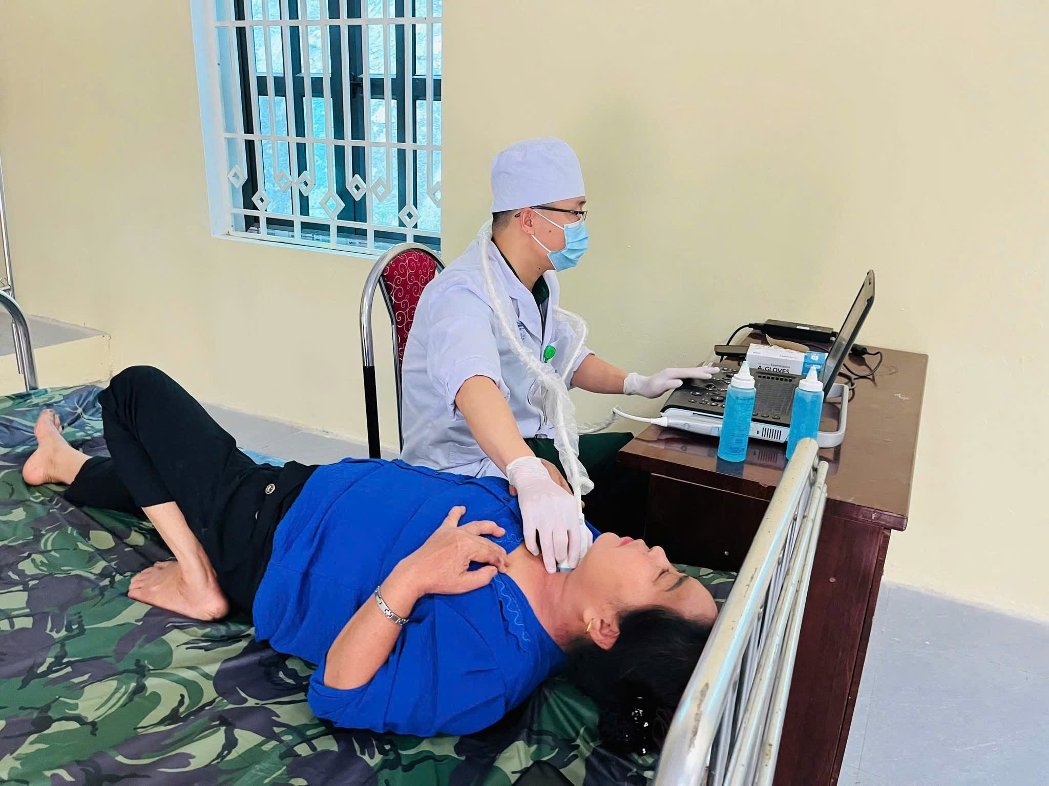 Lực lượng Quân y Đoàn Kinh tế - Quốc phòng 5 triển khai khám bệnh cho Nhân dân bản Piềng Mòn.