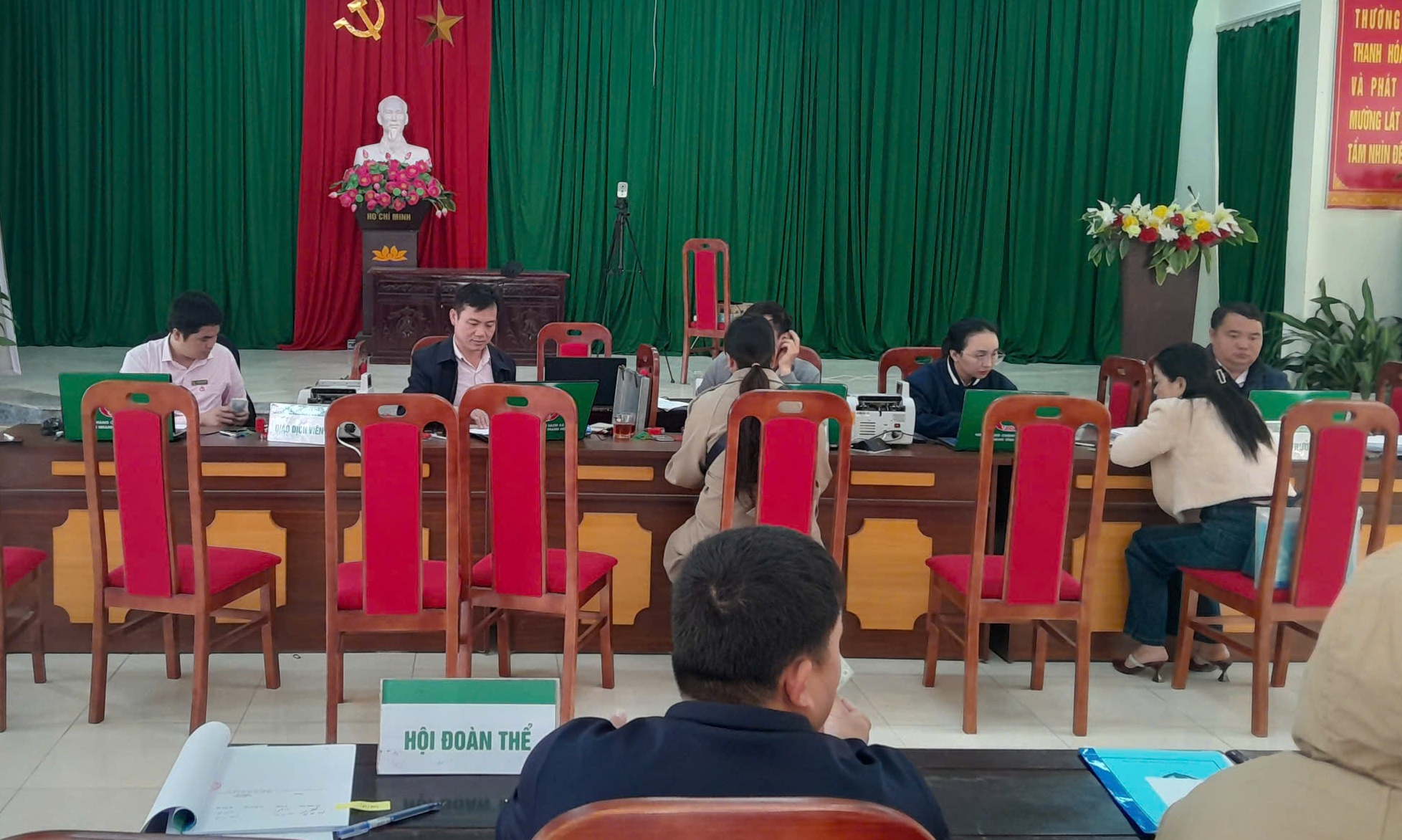 Cán bộ phòng giao dịch ngân hàng CHXH huyện Mường Lát triển khai công tác tín dụng tại điểm giao dịch các xã, thị trấn.