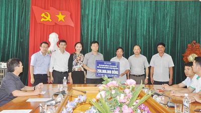 Bộ Trưởng Bộ Tư pháp trao tiền ủng hộ nhân dân vùng lũ Mường Lát