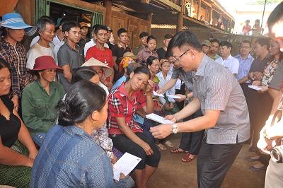 Bộ trưởng Bộ Tư pháp tặng quà cho các gia đình bị thiệt hại nhà cửa