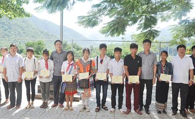 Các đồng chí trong đoàn công tác tặng quà cho học sinh trường Phổ thông Dân tộc bán trú THCS Tam Chung