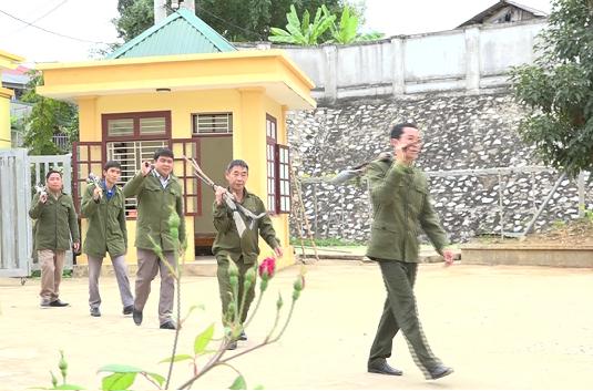 Công an các xã mang súng của người dân đến giao nộp Công an huyện