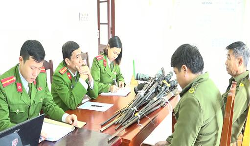 Đại diện Công an huyện tiếp nhận súng