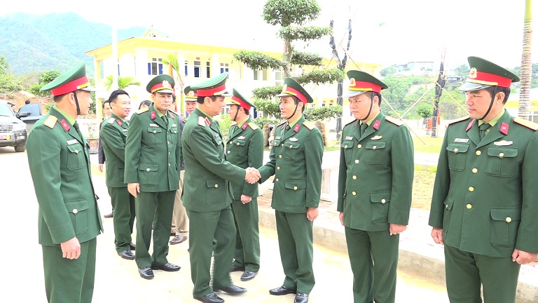 Thiếu tướng Hà Thọ Bình - Phó Tư lệnh, Tham mưu trưởng Quân khu IV đến thăm Ban Chỉ huy Quân sự huyện Mường Lát