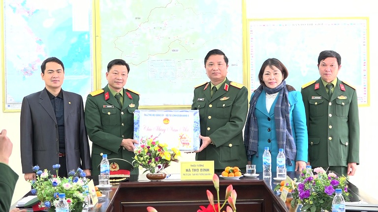 Thiếu tướng Hà Thọ Bình - Phó Tư lệnh, Tham mưu trưởng Quân khu IV tặng quà cho các đơn vị đoàn đến thăm